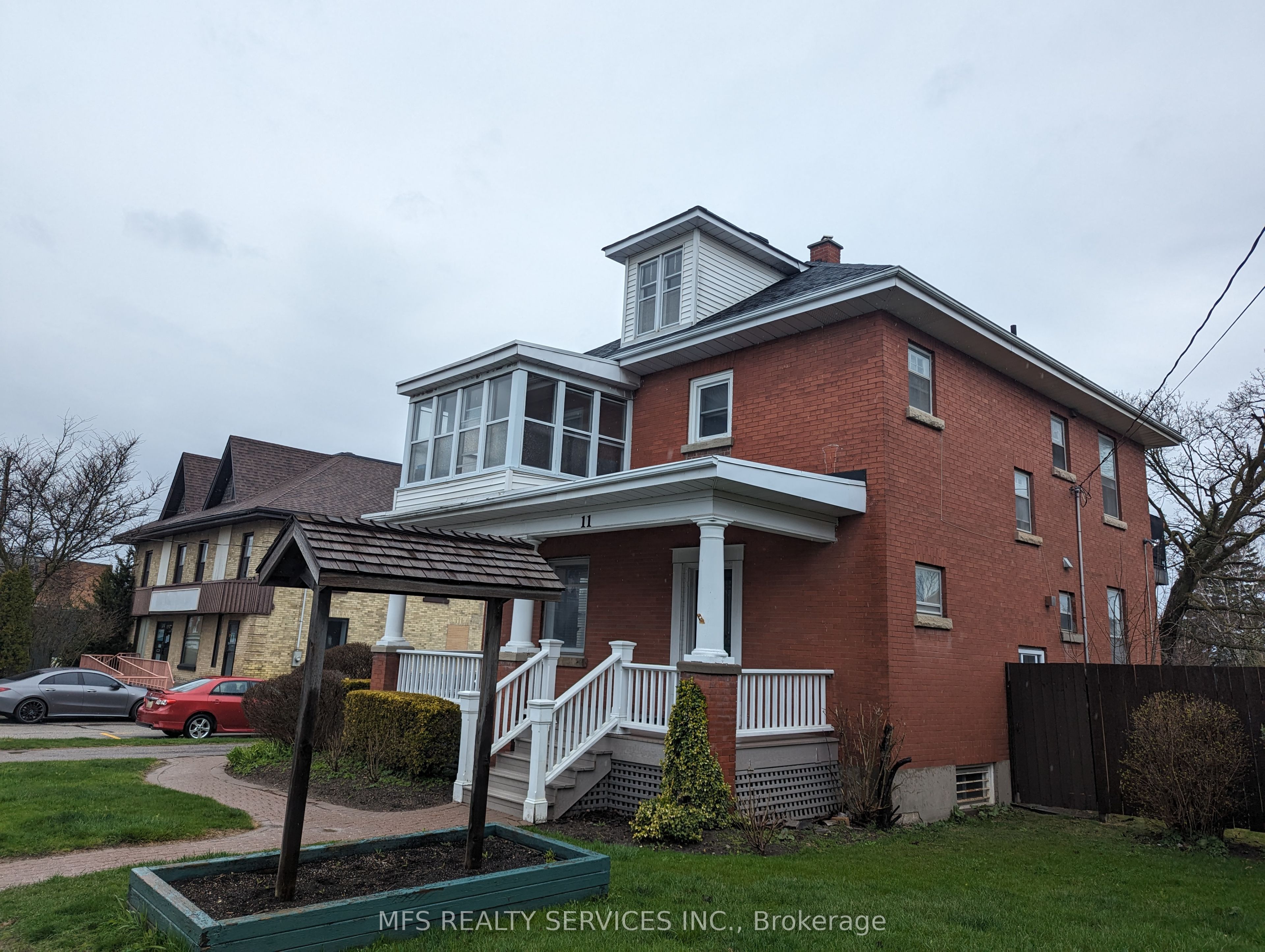 11 Brock St E Property Photo 2