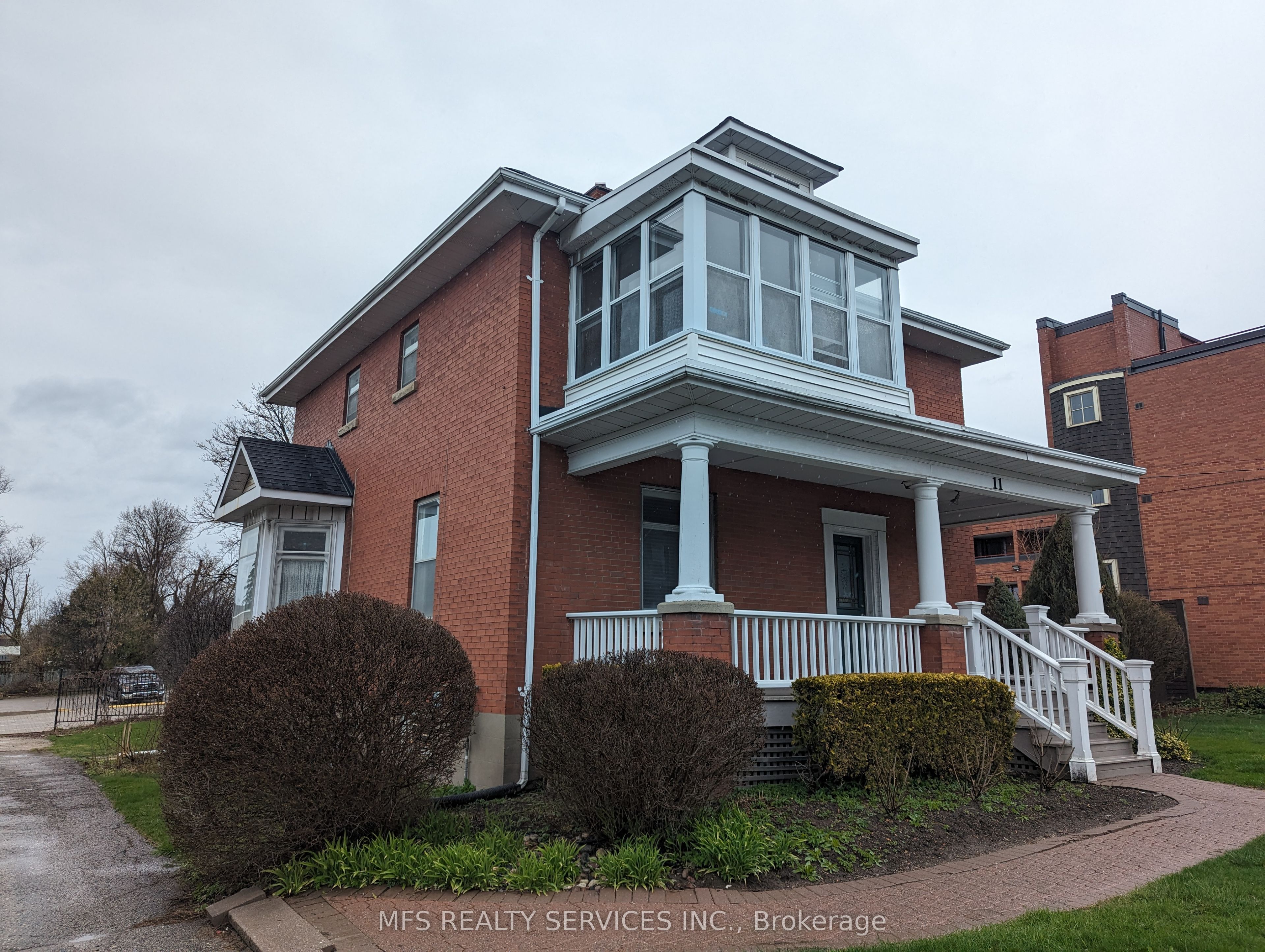 11 Brock St E Property Photo 3