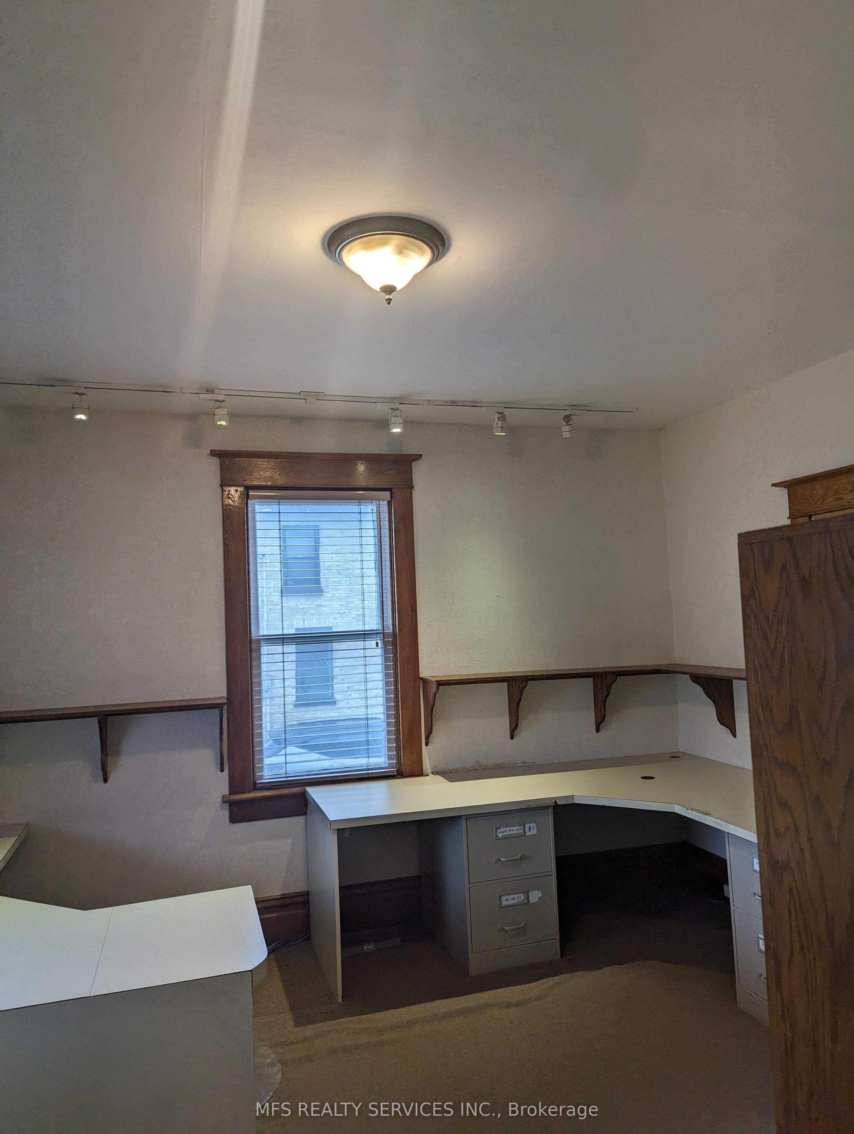 11 Brock St E Property Photo 7