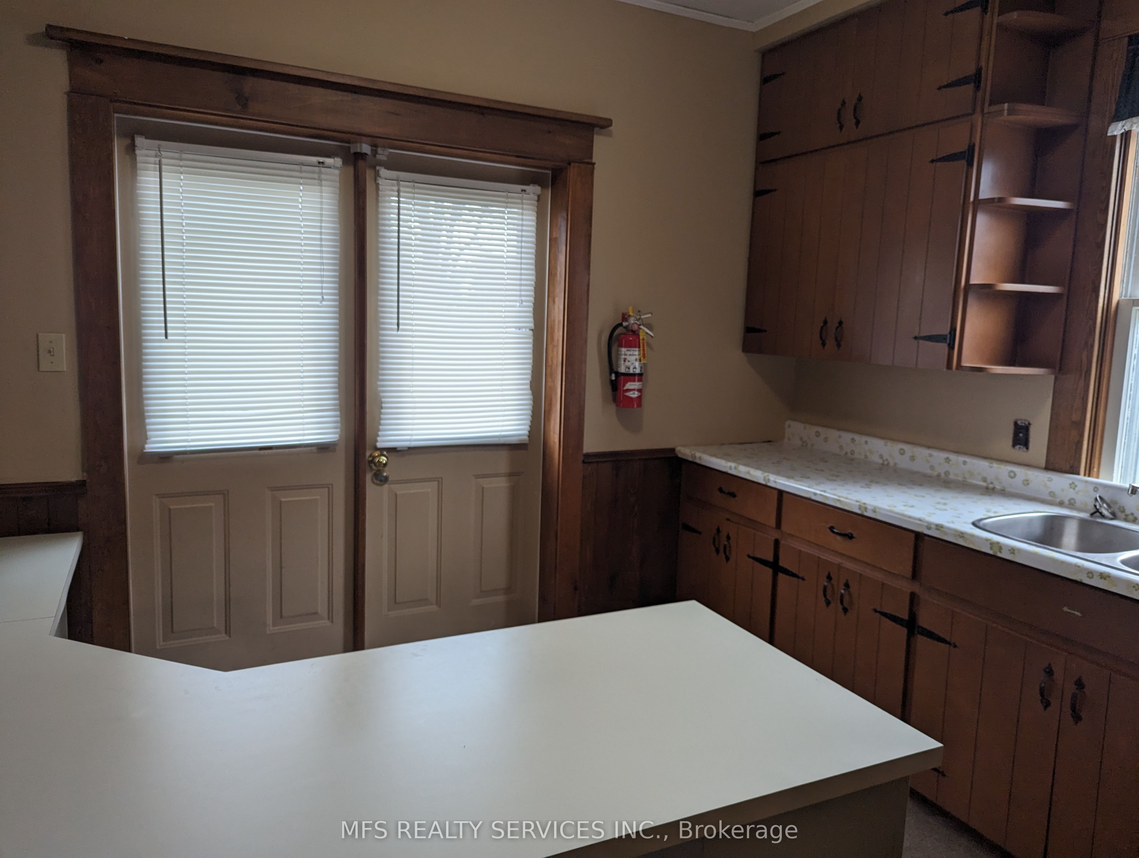 11 Brock St E Property Photo 10