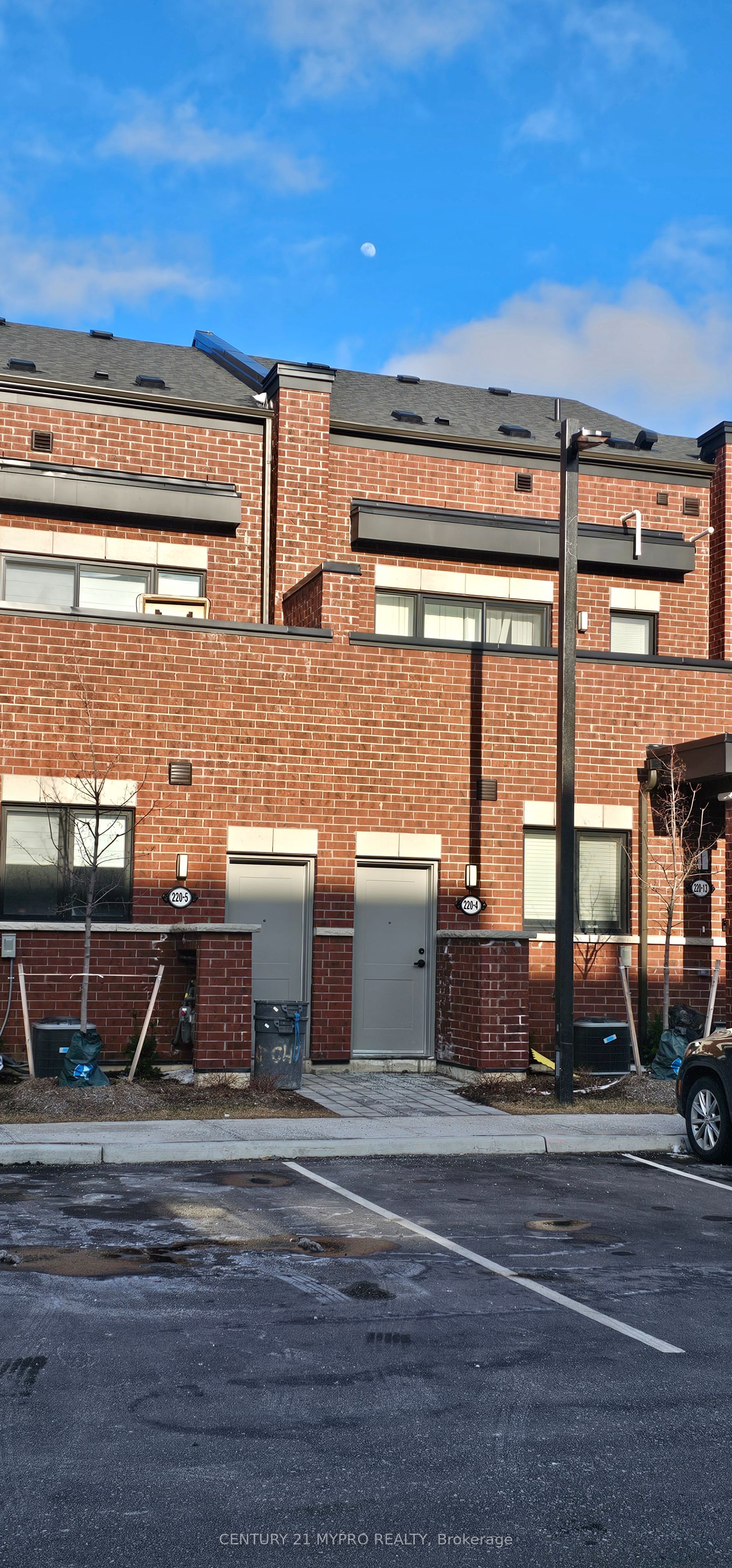 #4 - 220 Dissette Street Property Photo 8