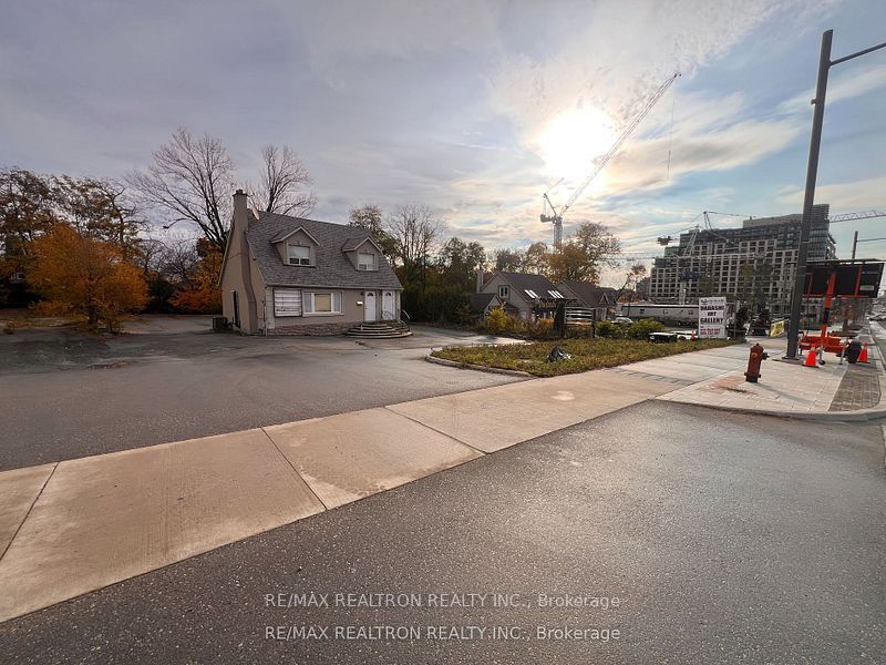 9883 Yonge Street Property Photo 2