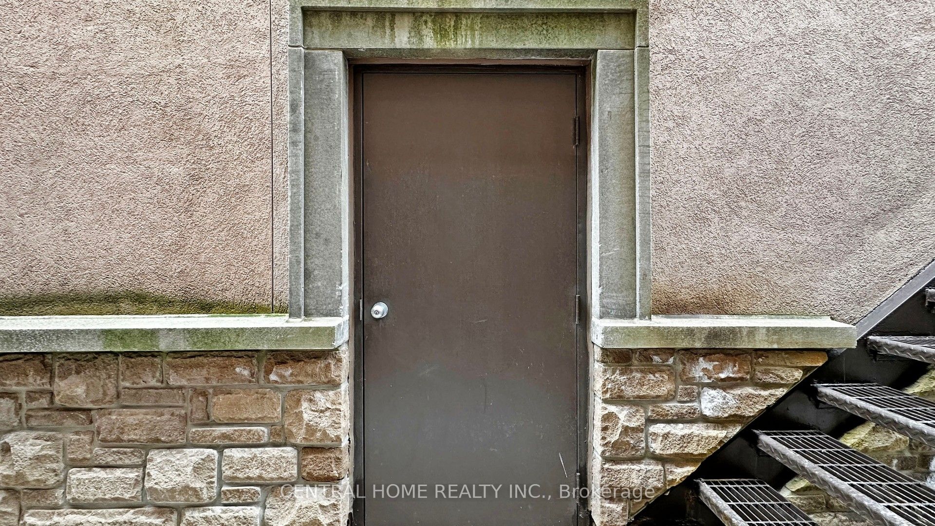 #1 - 14 Wellington Street Property Photo 27