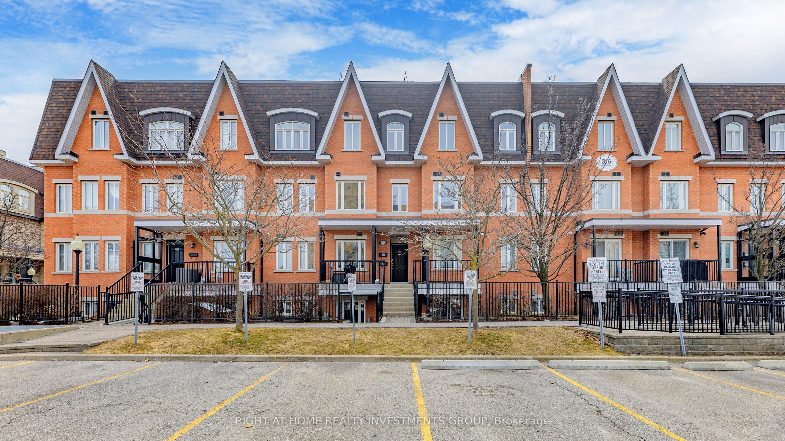 #118 - 316 John Street Property Photo 1