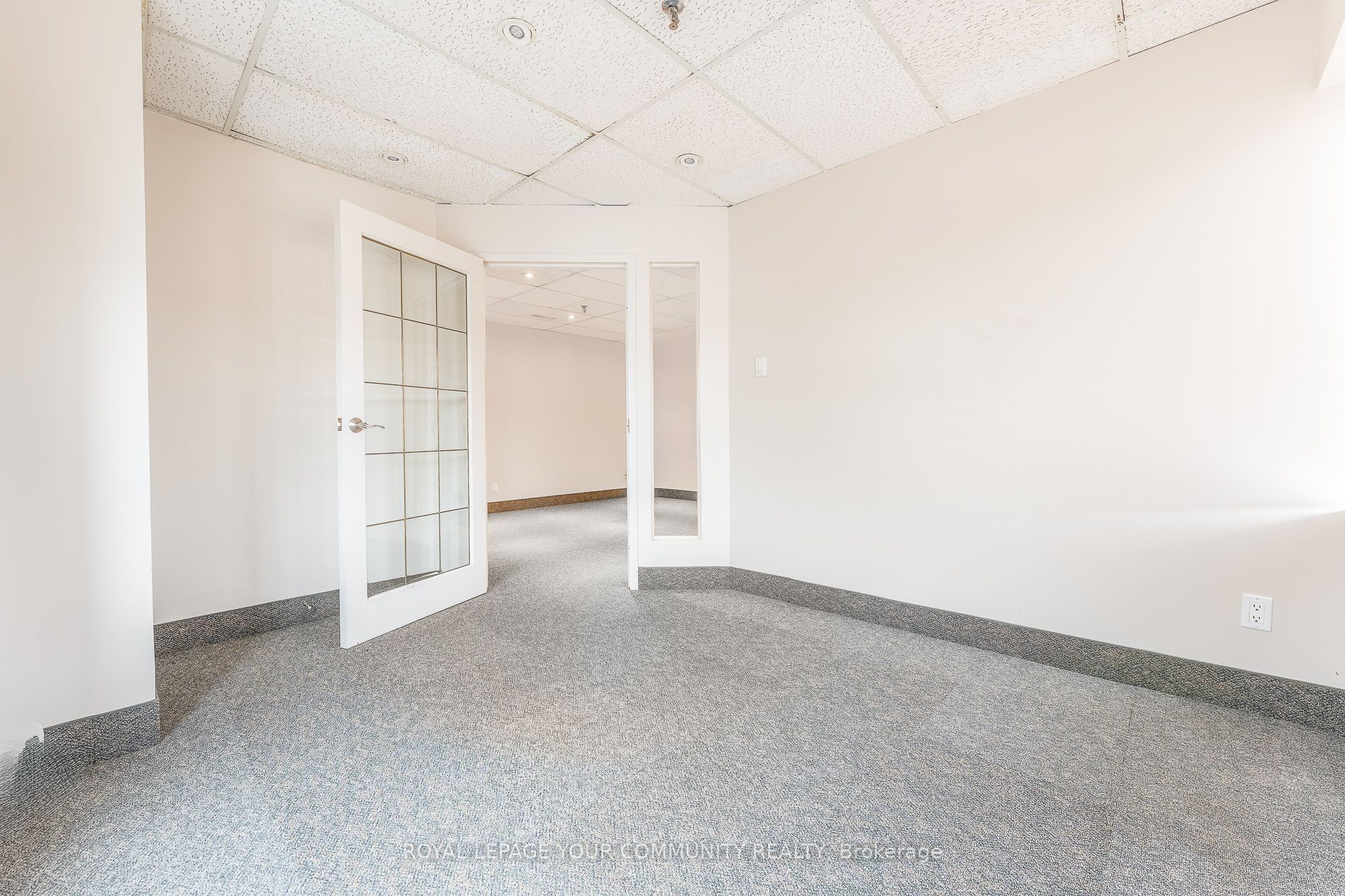#11u - 400 Esna Park Drive Property Photo 6