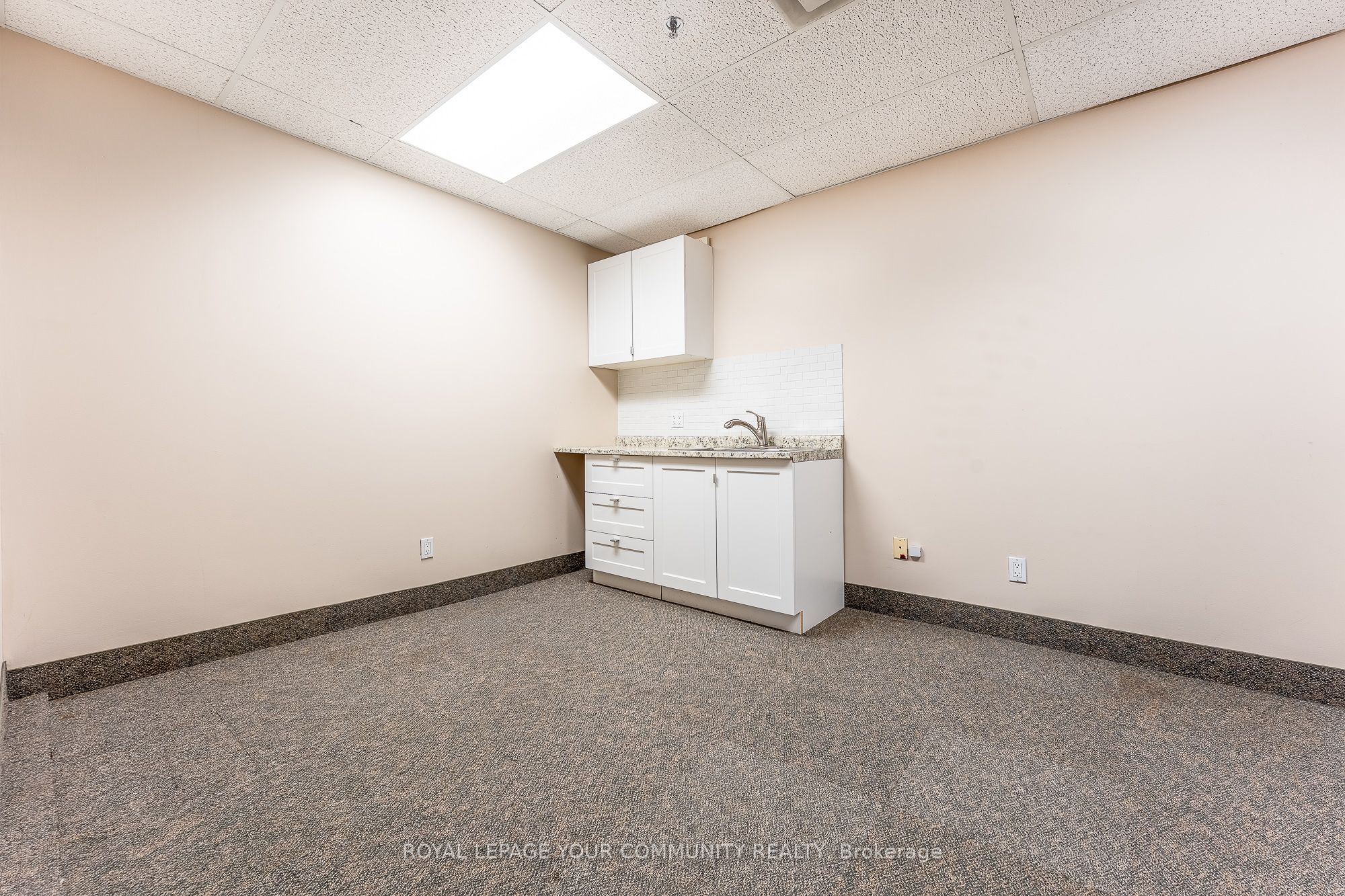 #11u - 400 Esna Park Drive Property Photo 8