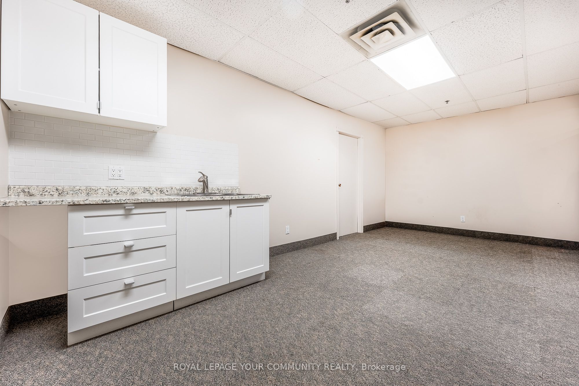 #11u - 400 Esna Park Drive Property Photo 9