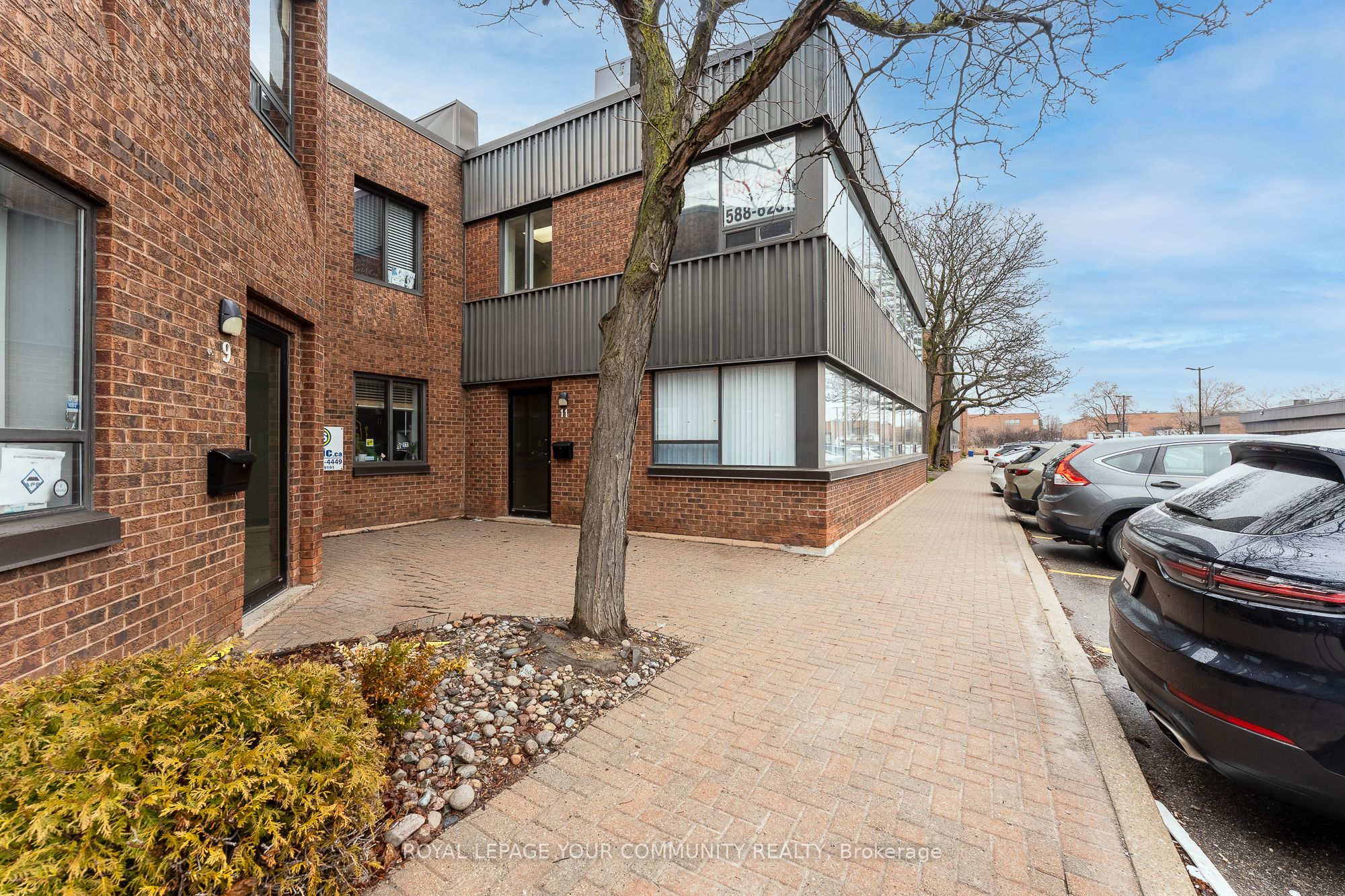 #11u - 400 Esna Park Drive Property Photo 10