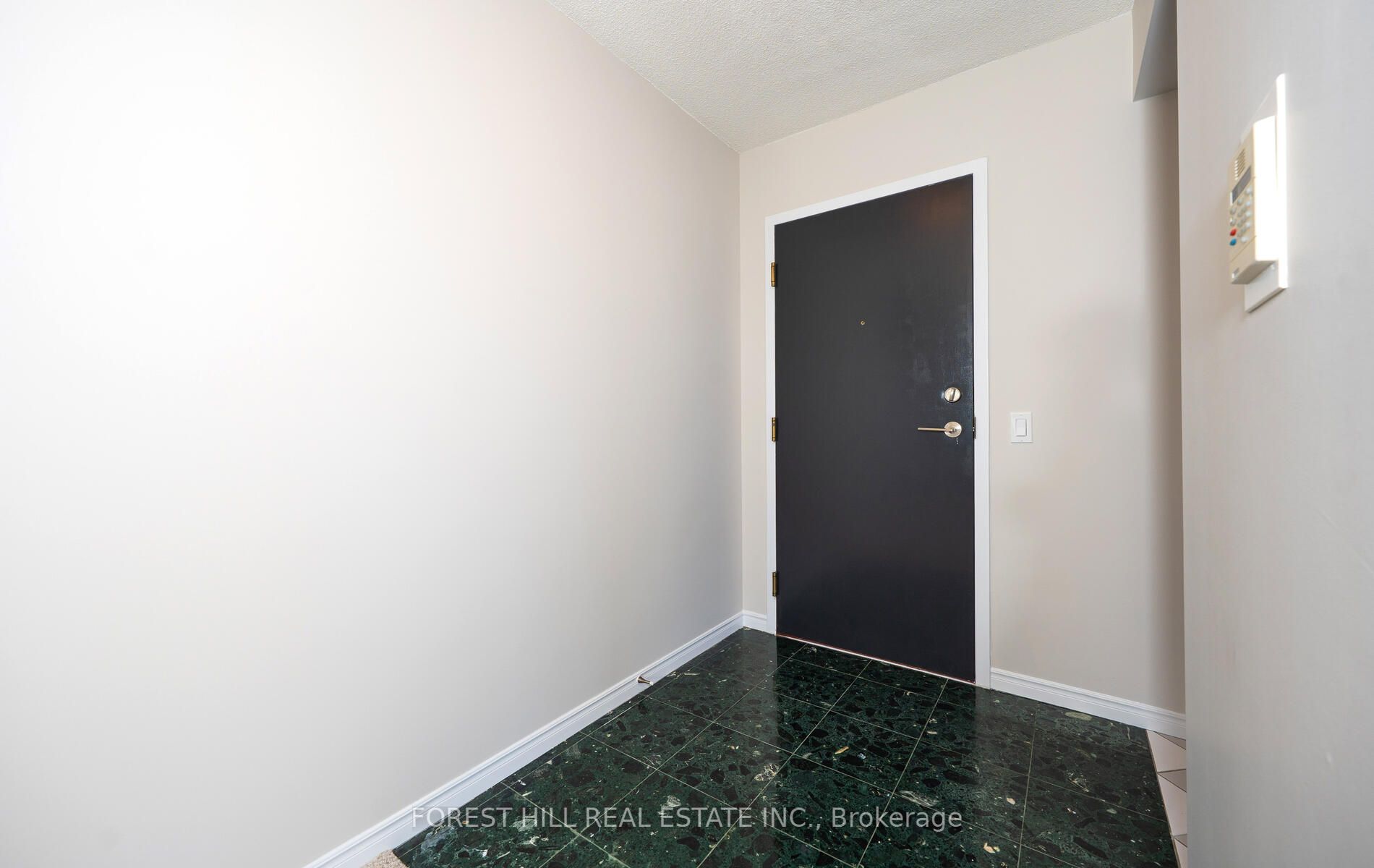 91 Townsgate Dr Property Photo 11