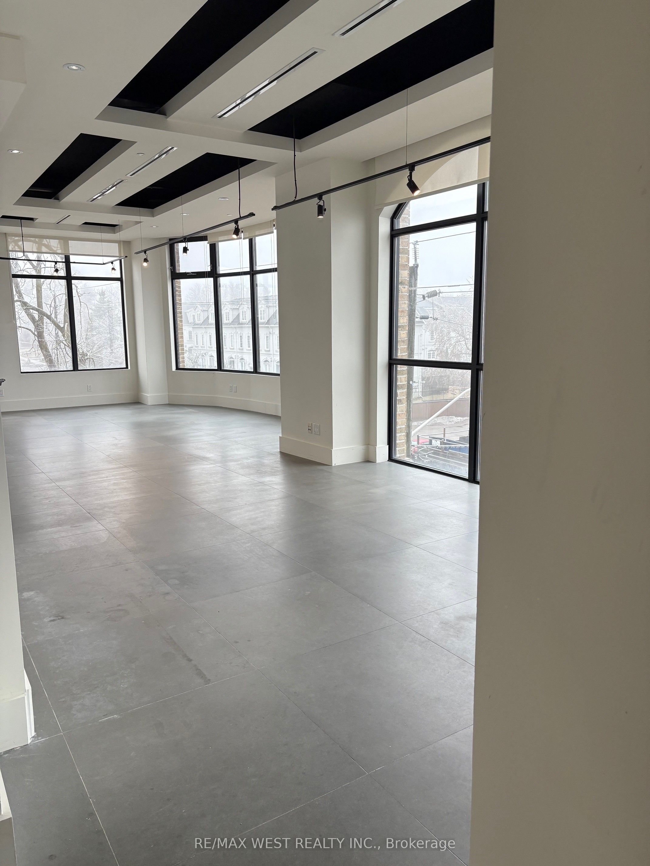 10376 Yonge St Property Photo 3