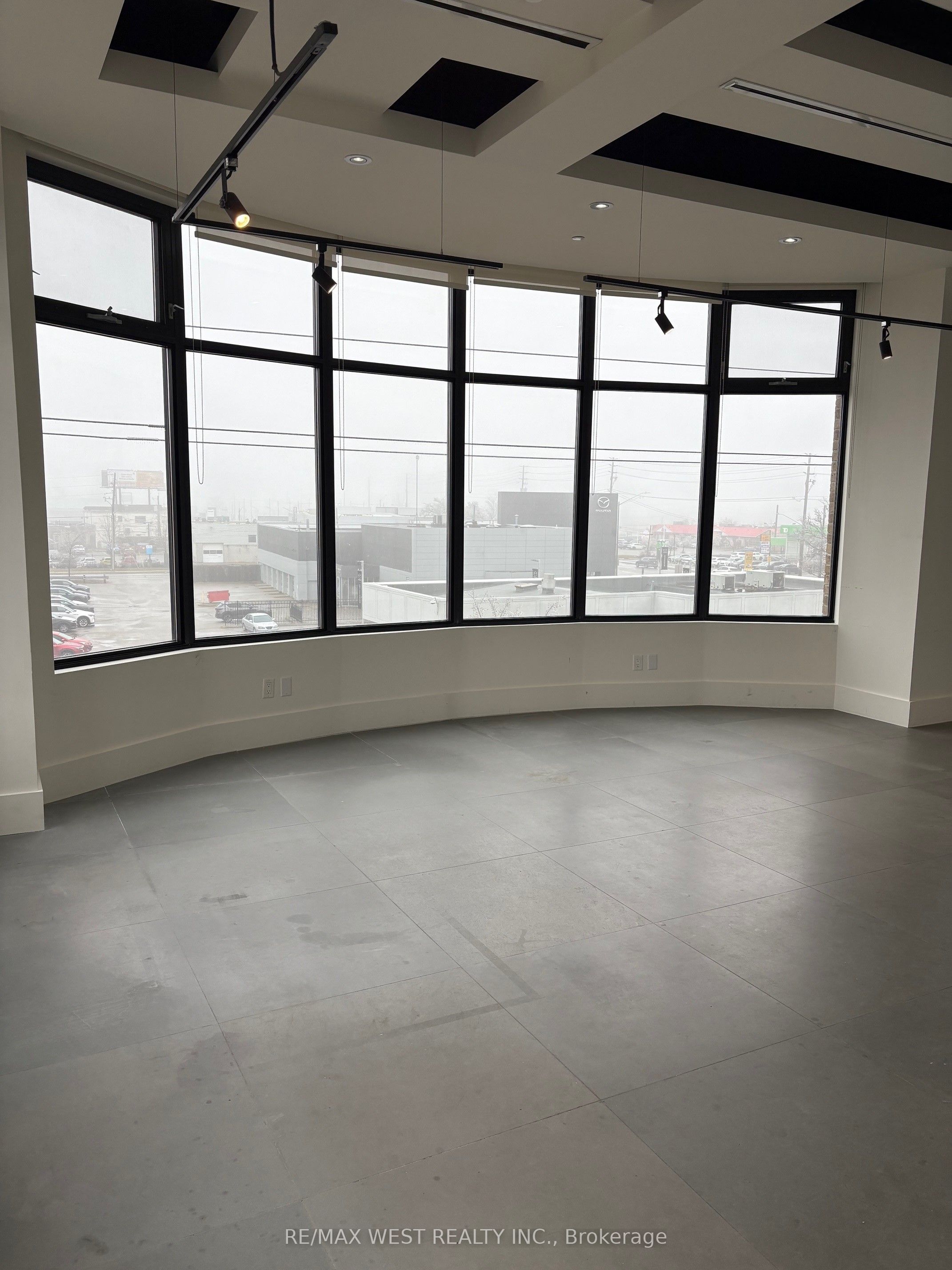 10376 Yonge St Property Photo 6