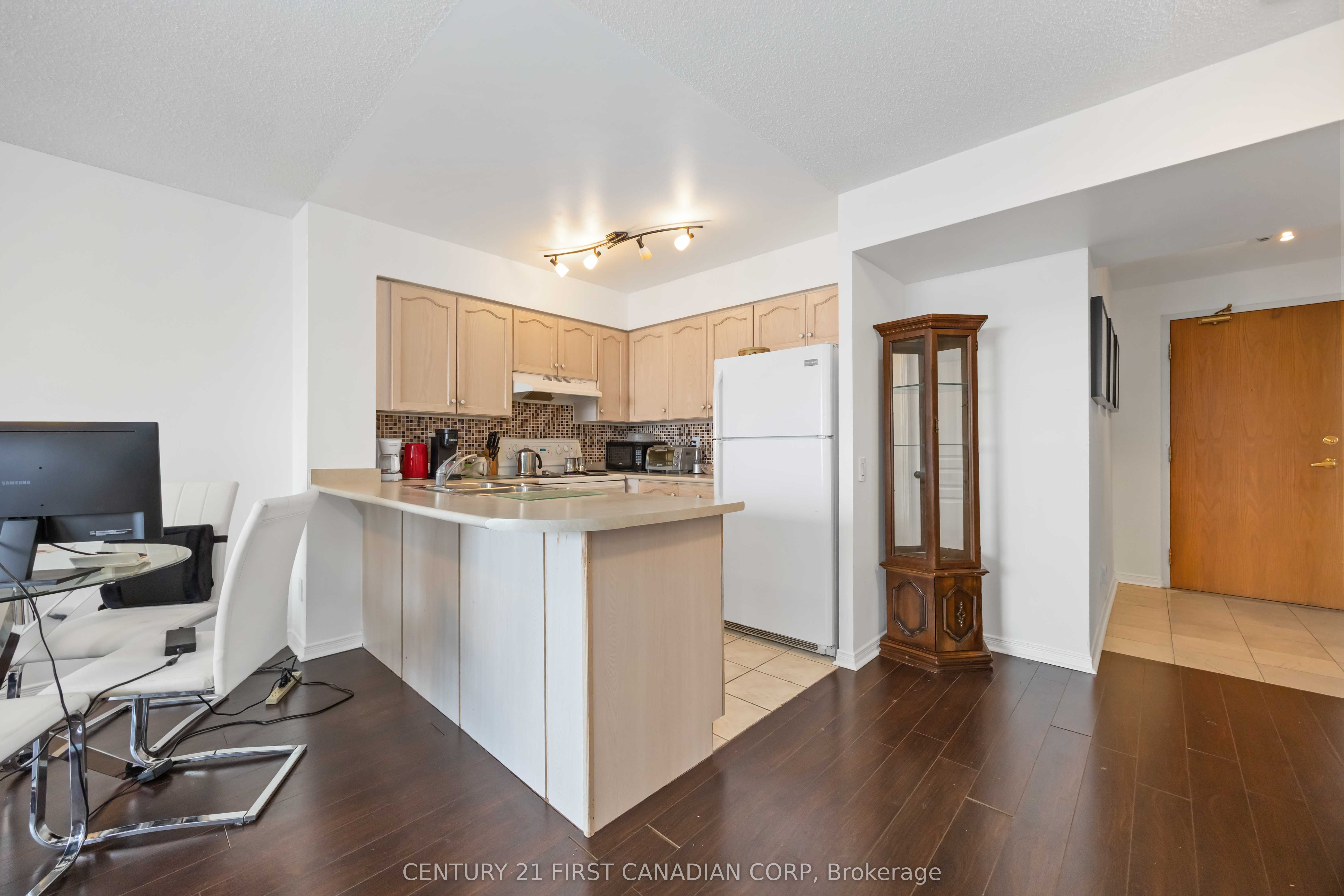 #1112 - 9 Northern Hts Drive Property Photo 8