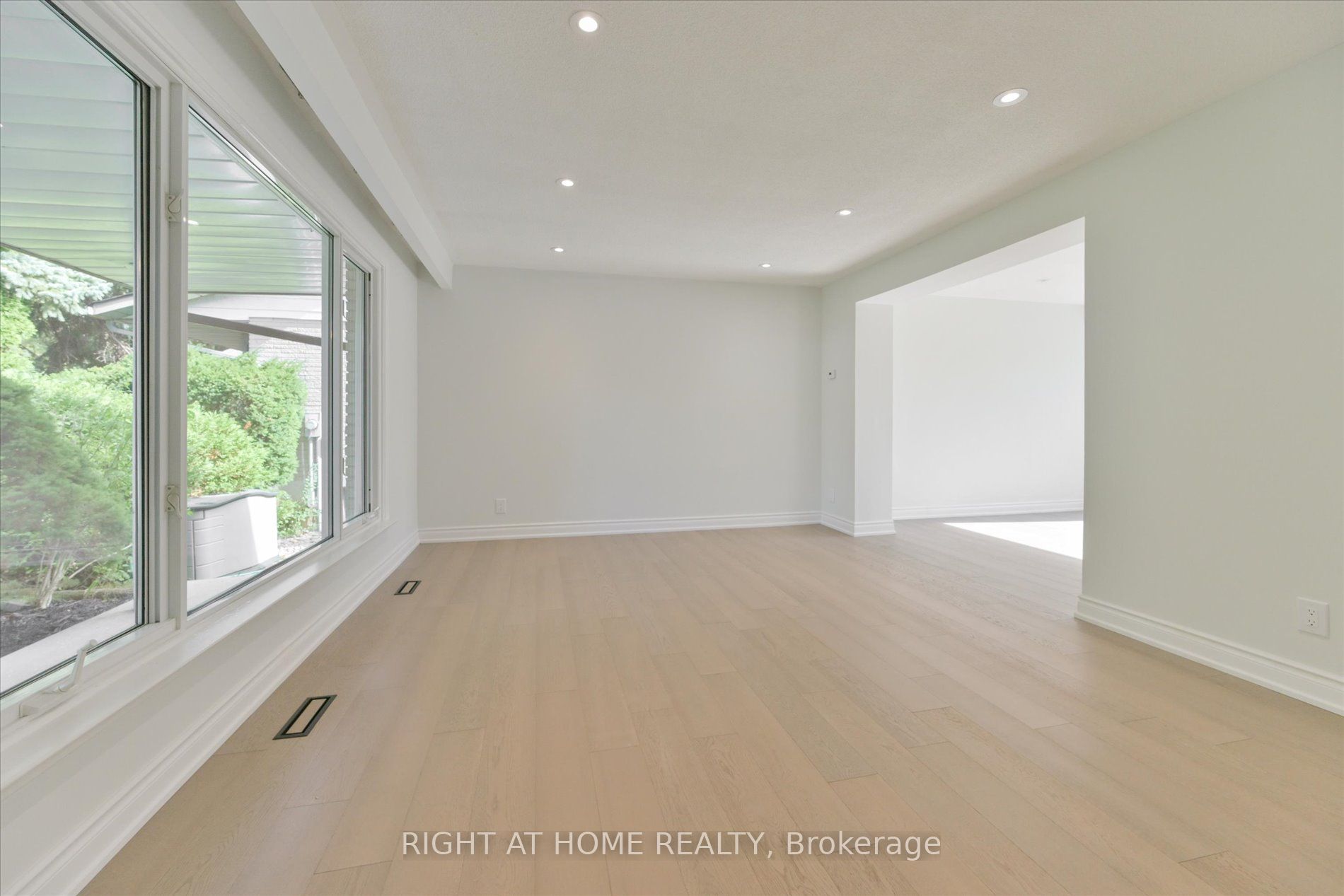 196 Romfield Circuit Property Photo 3