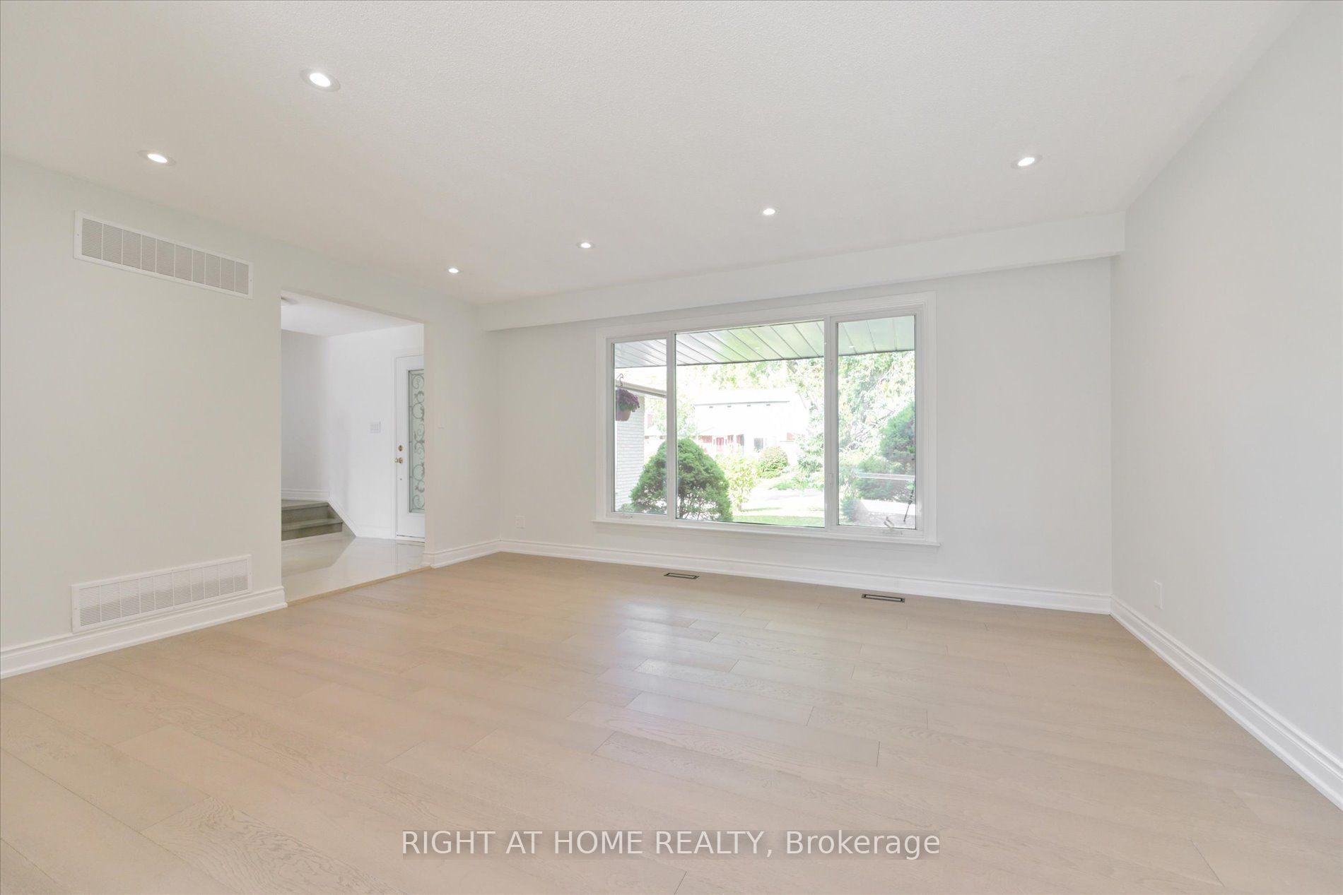 196 Romfield Circuit Property Photo 4