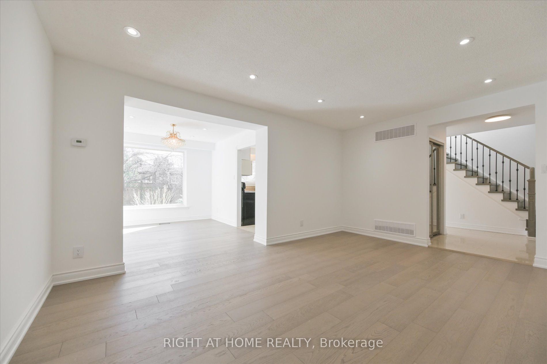 196 Romfield Circuit Property Photo 5