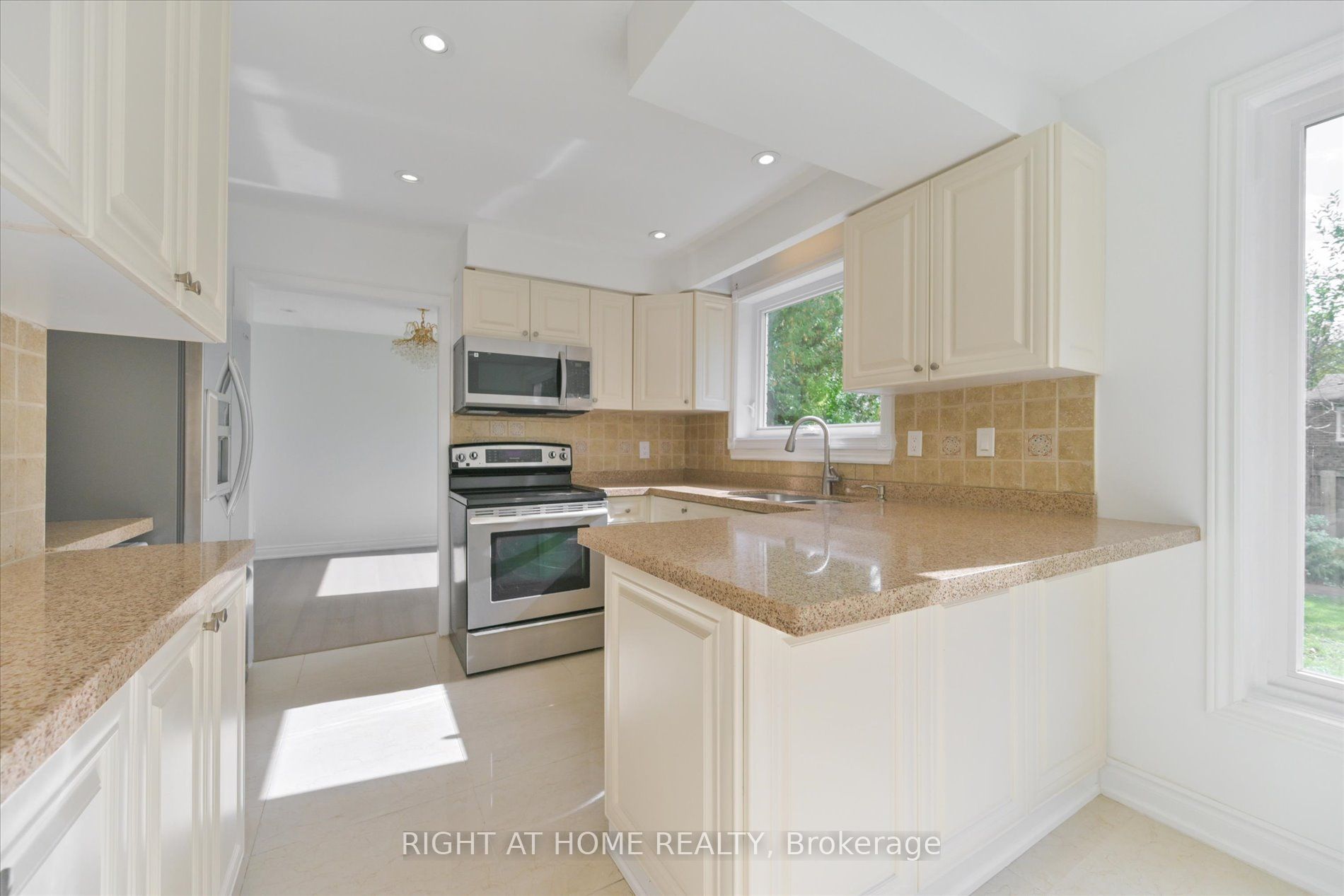 196 Romfield Circuit Property Photo 7