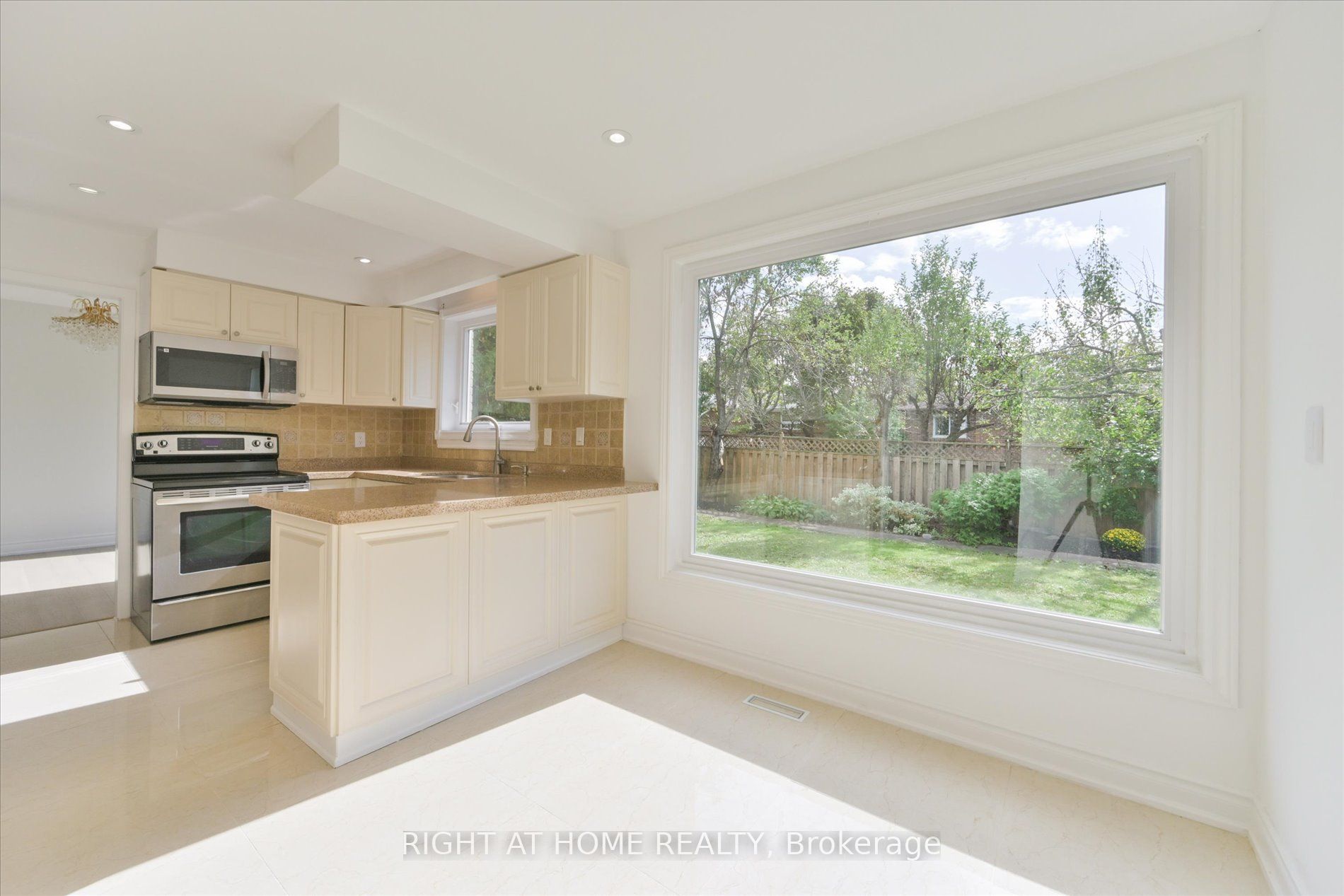 196 Romfield Circuit Property Photo 8