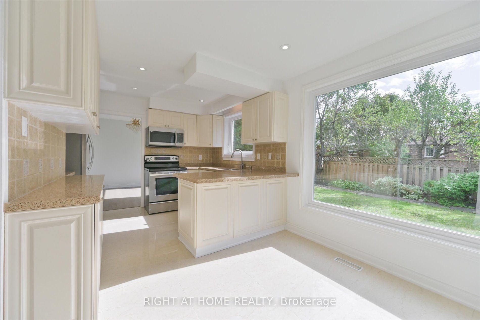 196 Romfield Circuit Property Photo 9