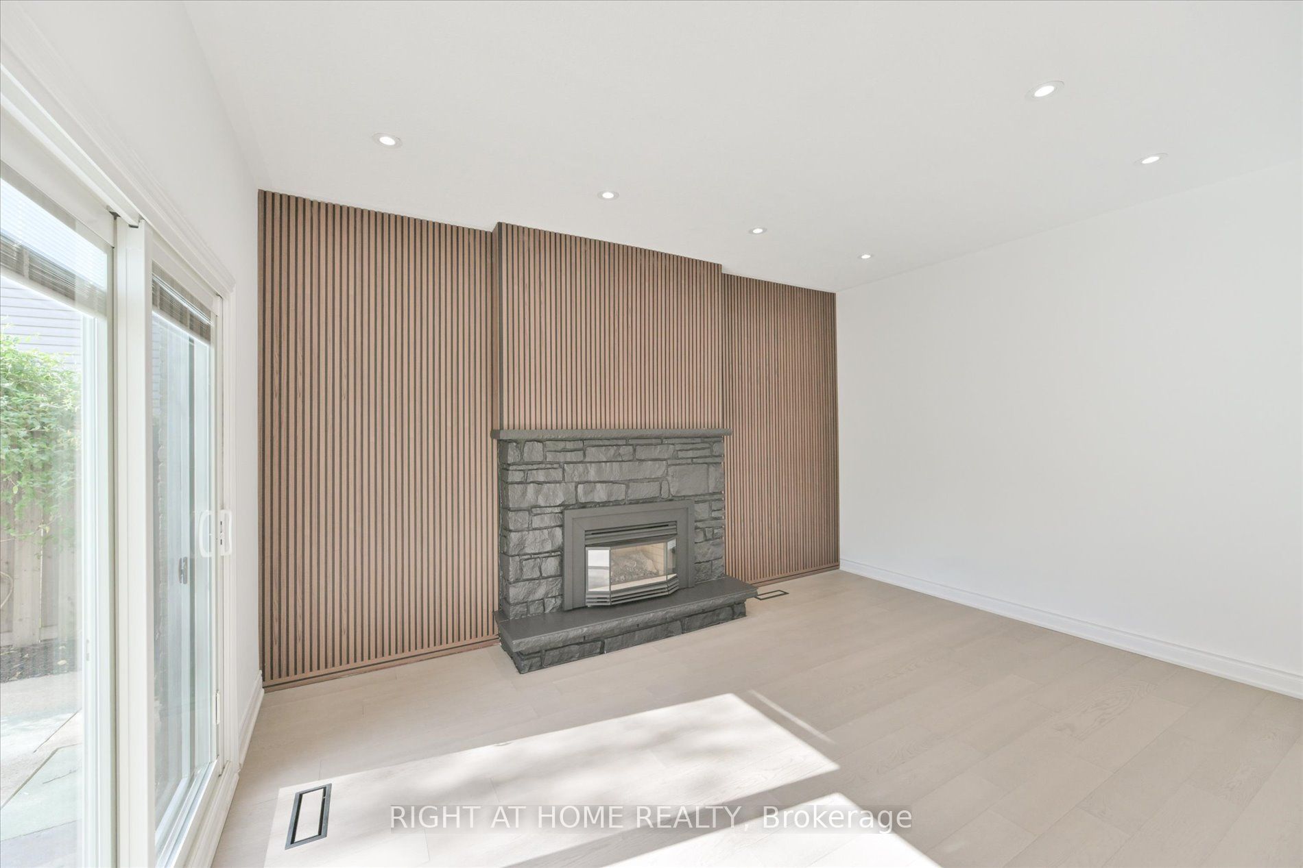 196 Romfield Circuit Property Photo 10