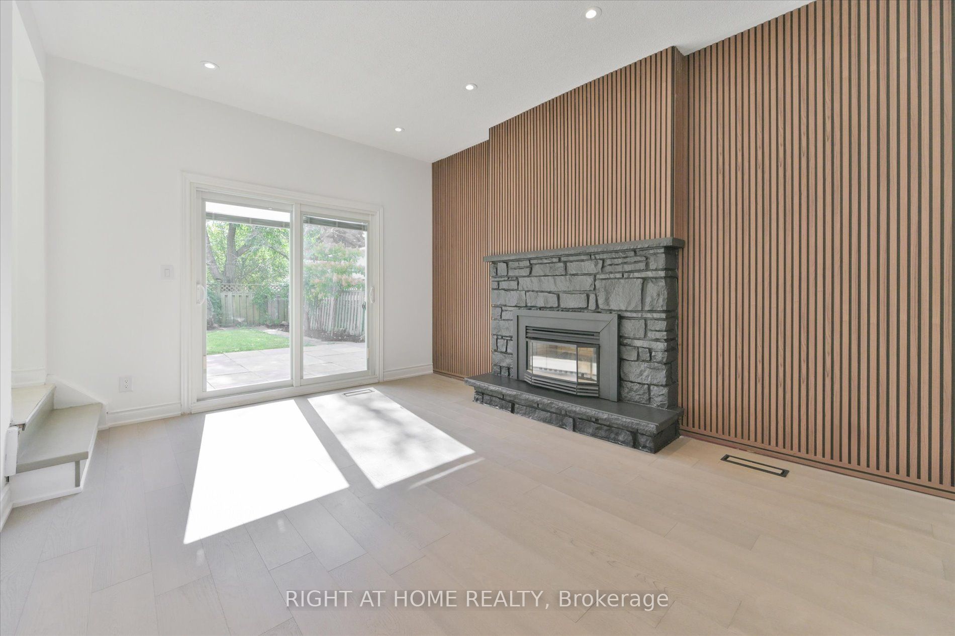 196 Romfield Circuit Property Photo 11