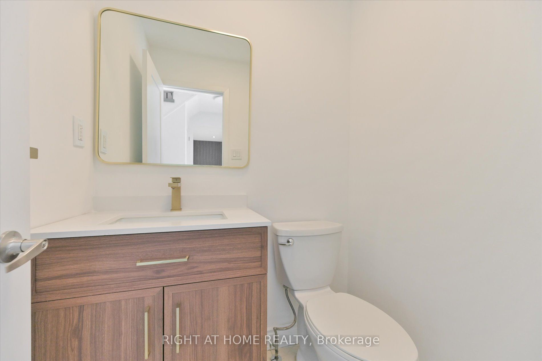 196 Romfield Circuit Property Photo 12