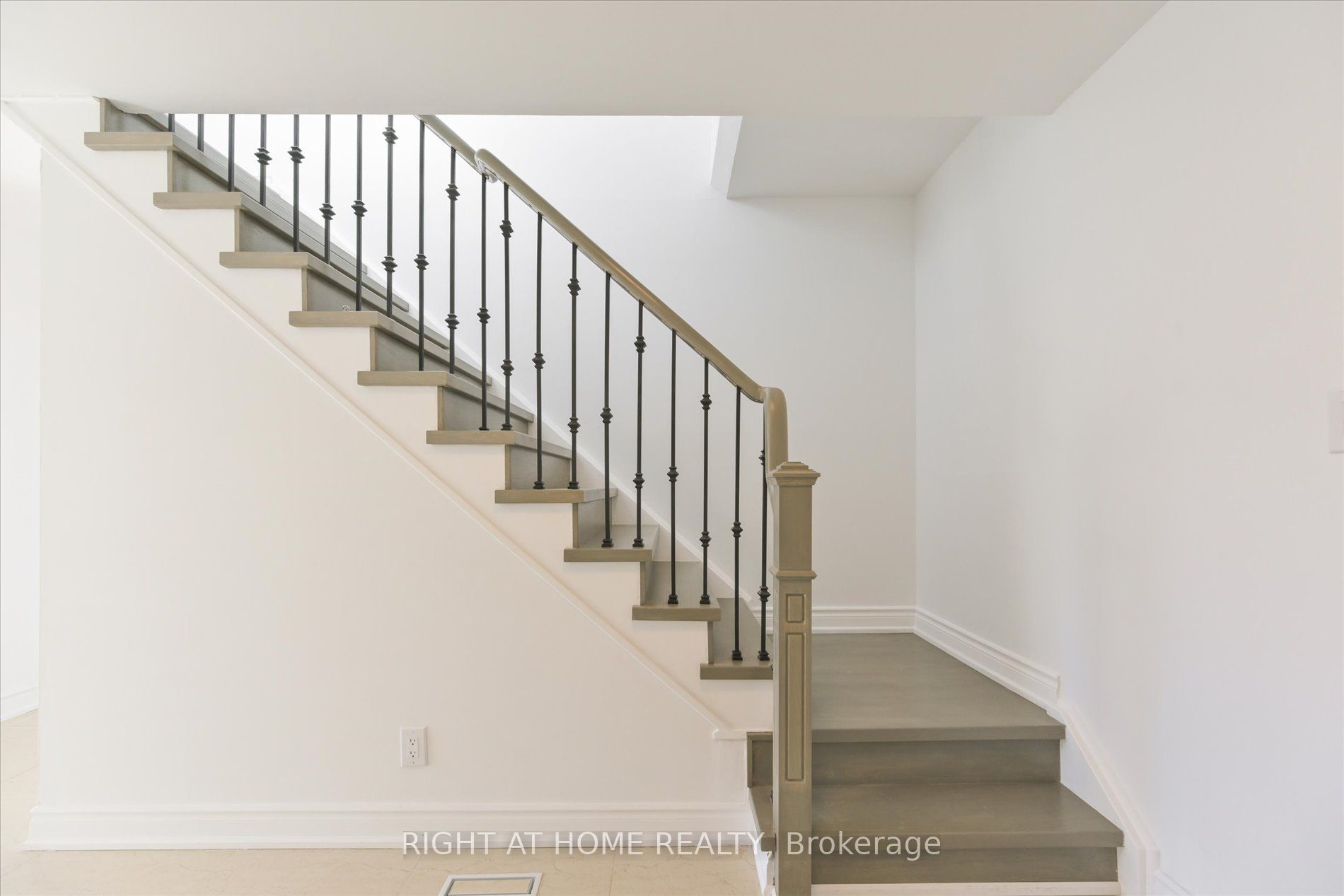 196 Romfield Circuit Property Photo 13