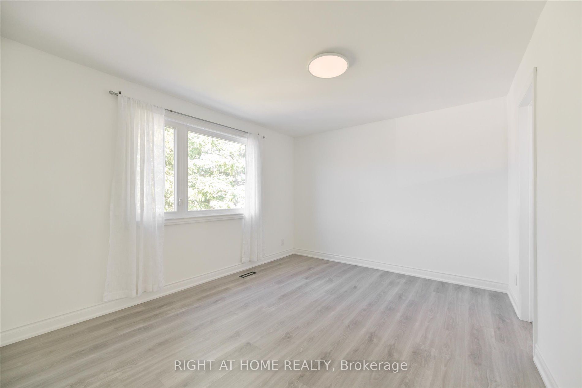 196 Romfield Circuit Property Photo 14