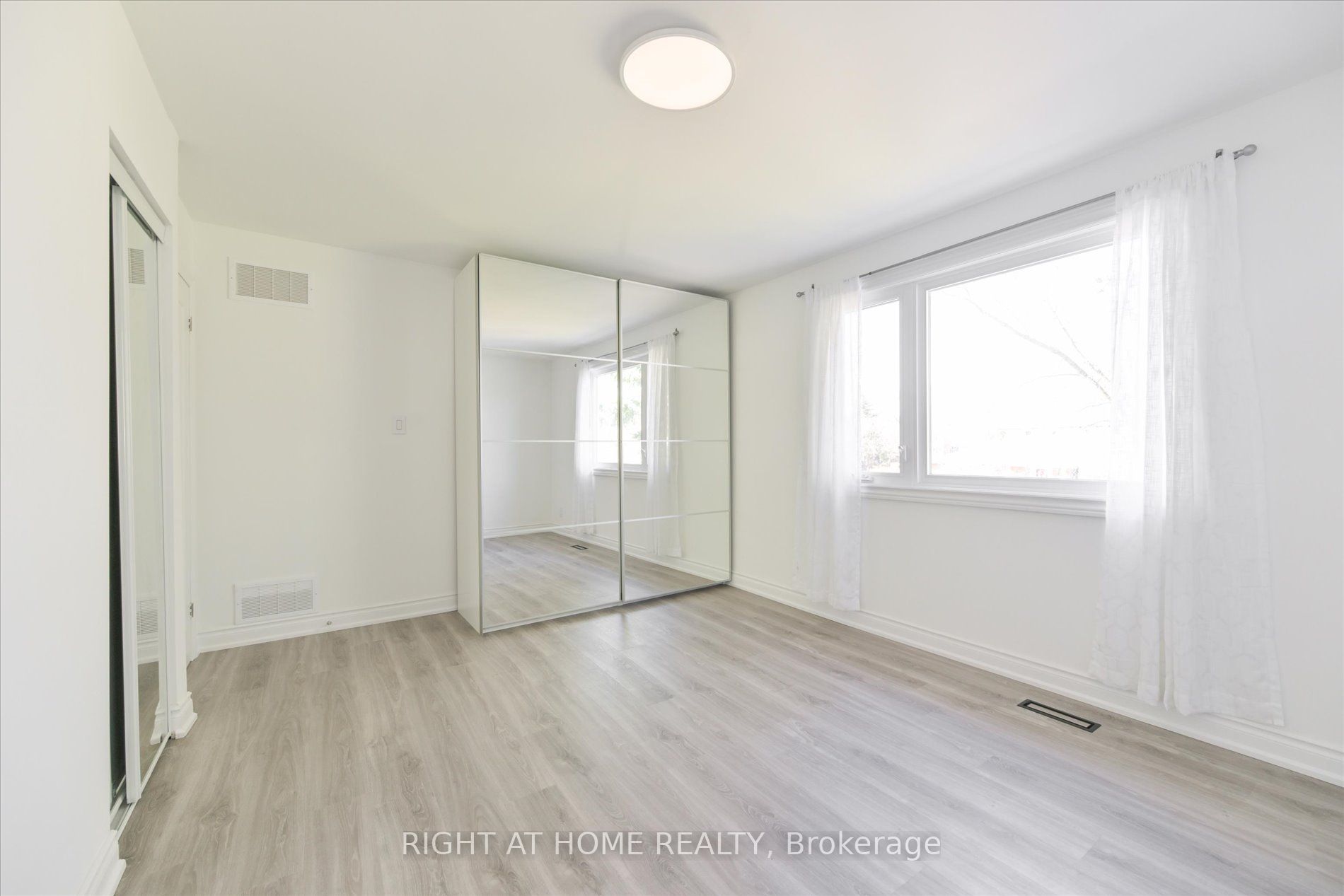 196 Romfield Circuit Property Photo 15