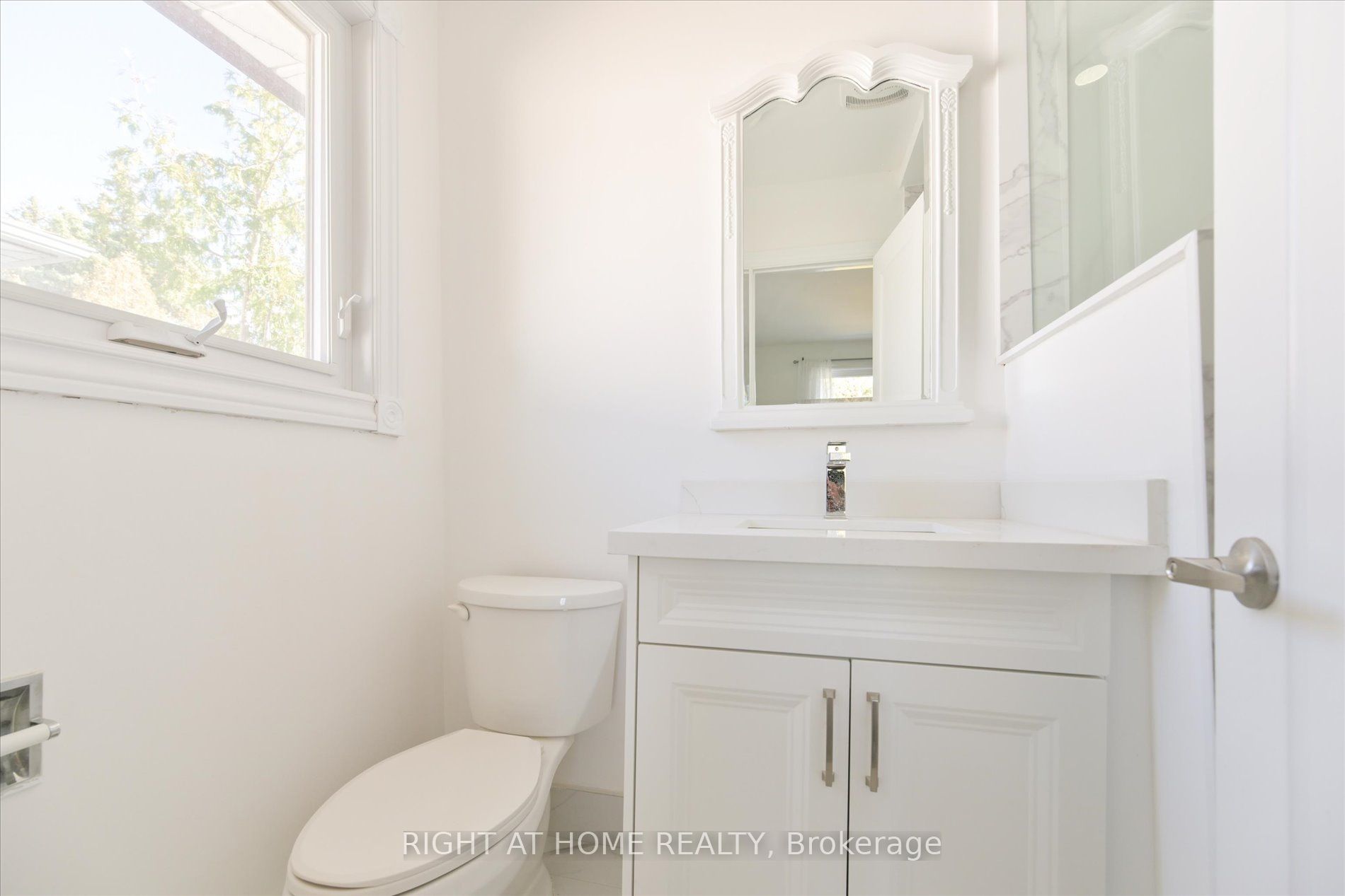196 Romfield Circuit Property Photo 16