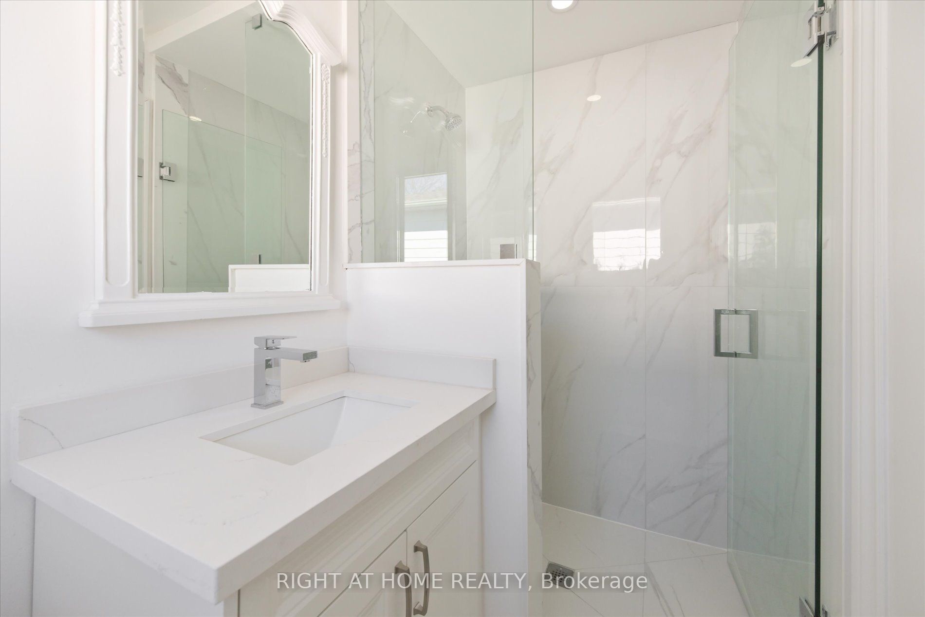 196 Romfield Circuit Property Photo 17