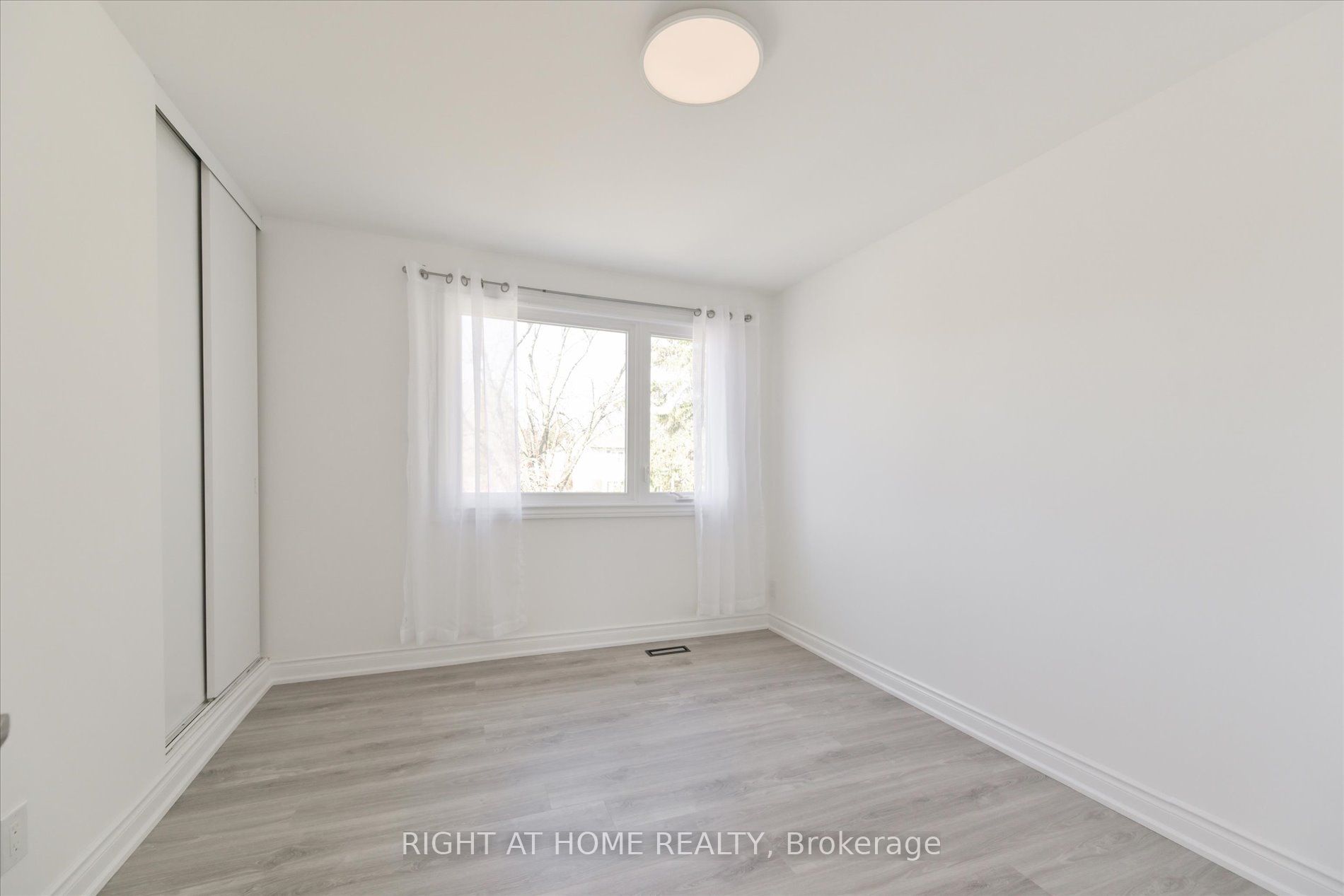 196 Romfield Circuit Property Photo 19