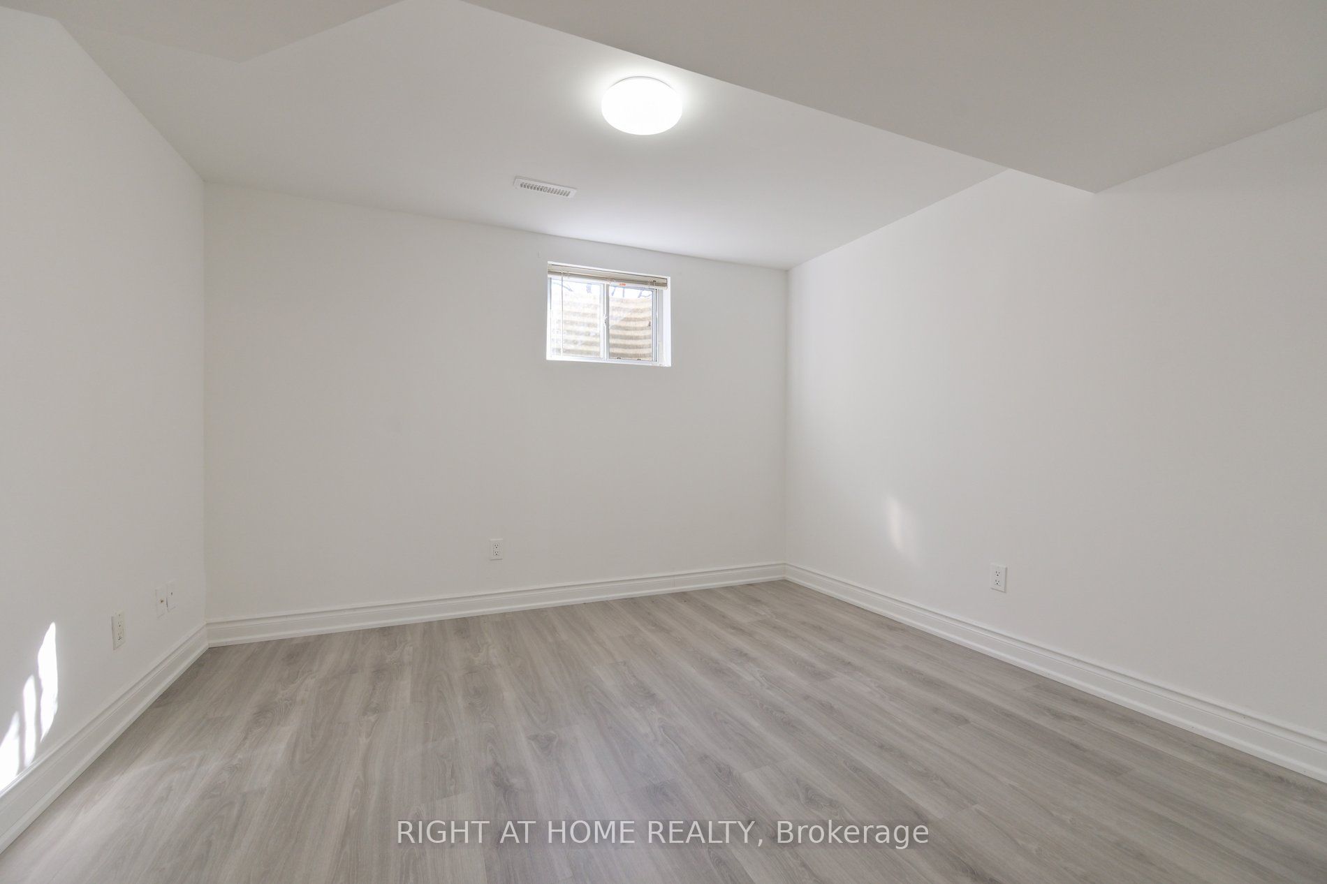 196 Romfield Circuit Property Photo 21