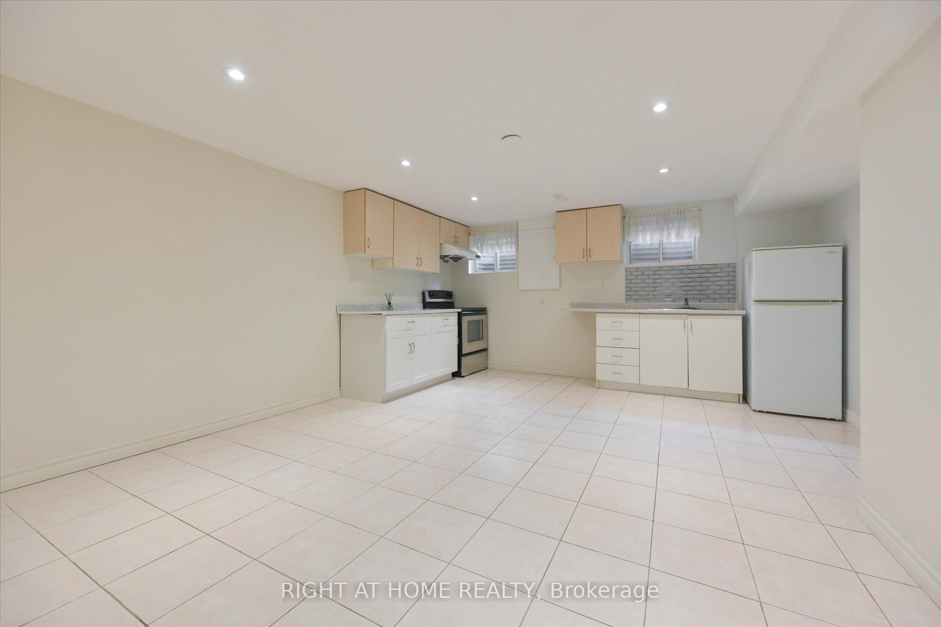 196 Romfield Circuit Property Photo 22
