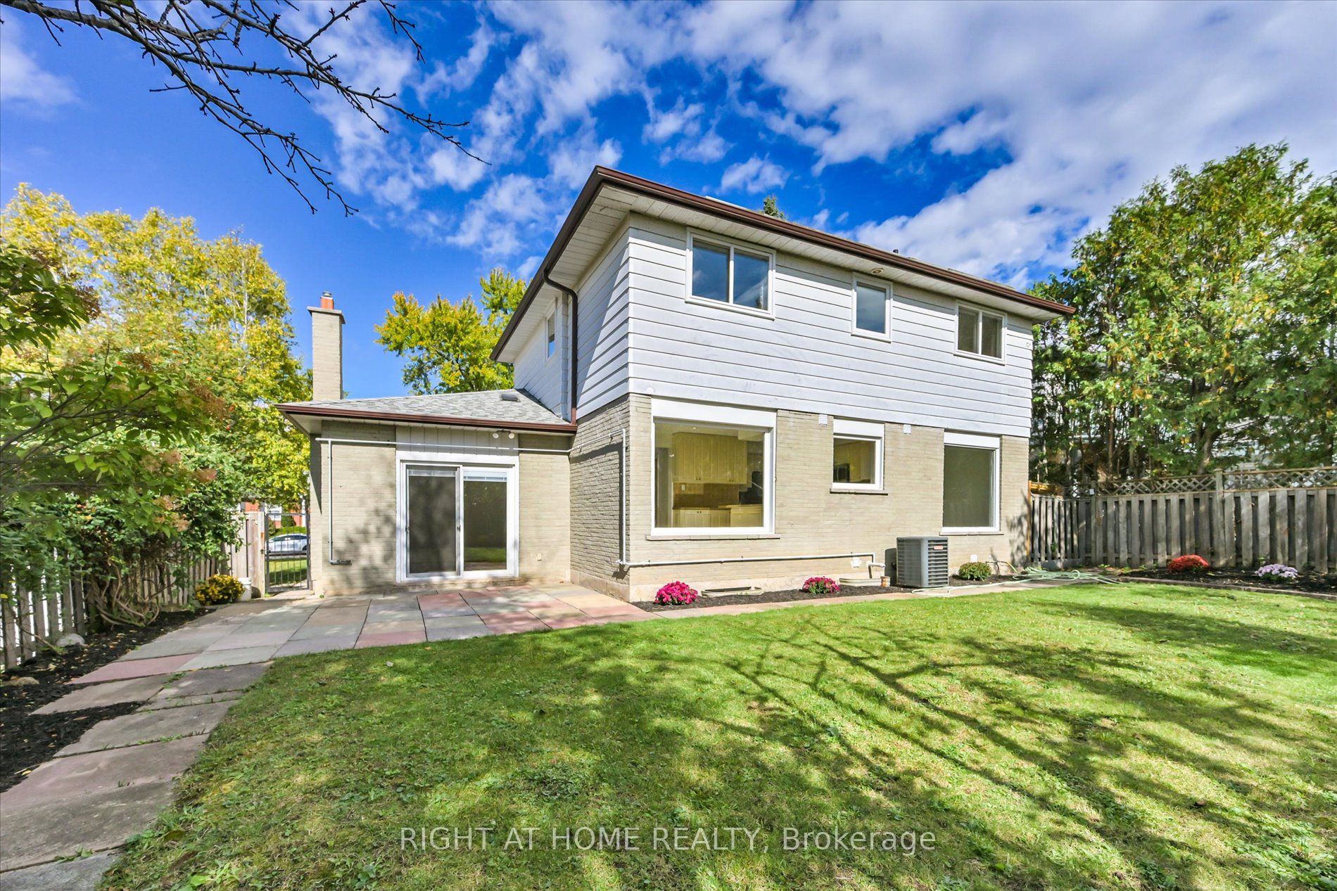 196 Romfield Circuit Property Photo 26