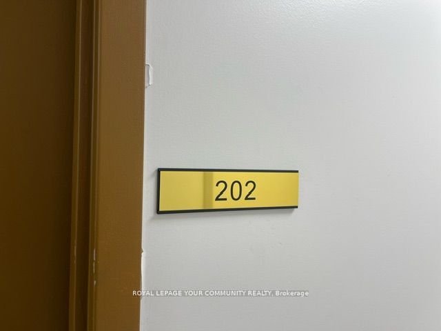 107 Holland St E Property Photo 2