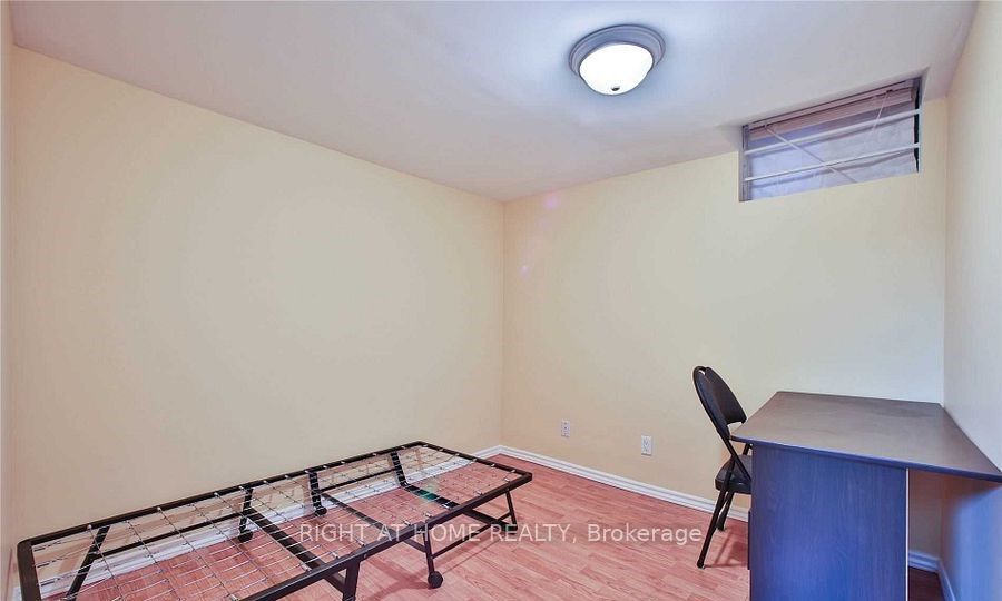 29 Holsworthy Crescent Basement Property Photo 2