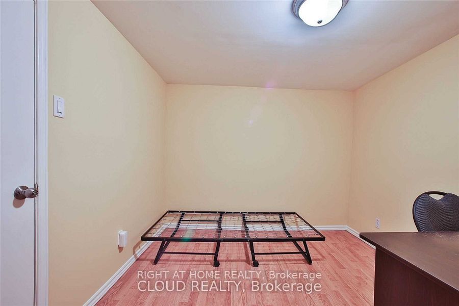 29 Holsworthy Crescent Basement Property Photo 6
