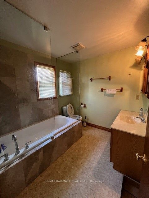 1527 Killarney Beach Road Property Photo 9