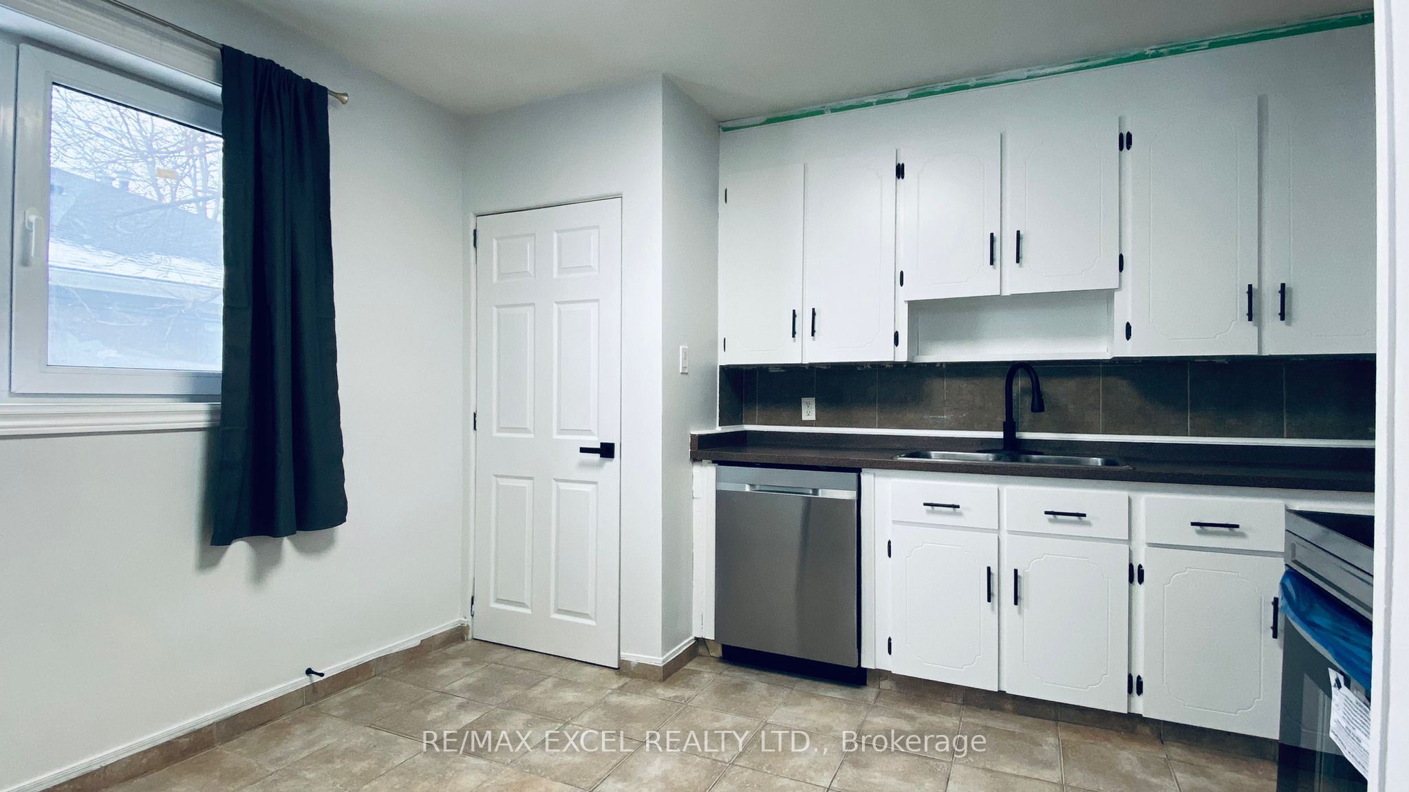 88 Longford Drive Main Floor Property Photo 2