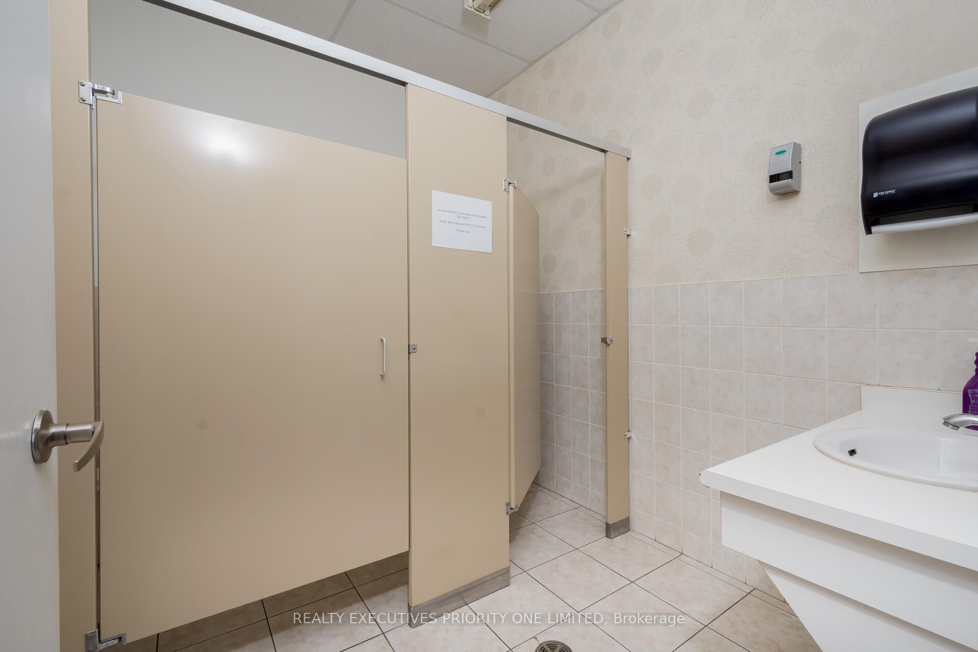 #10 Property Photo 23