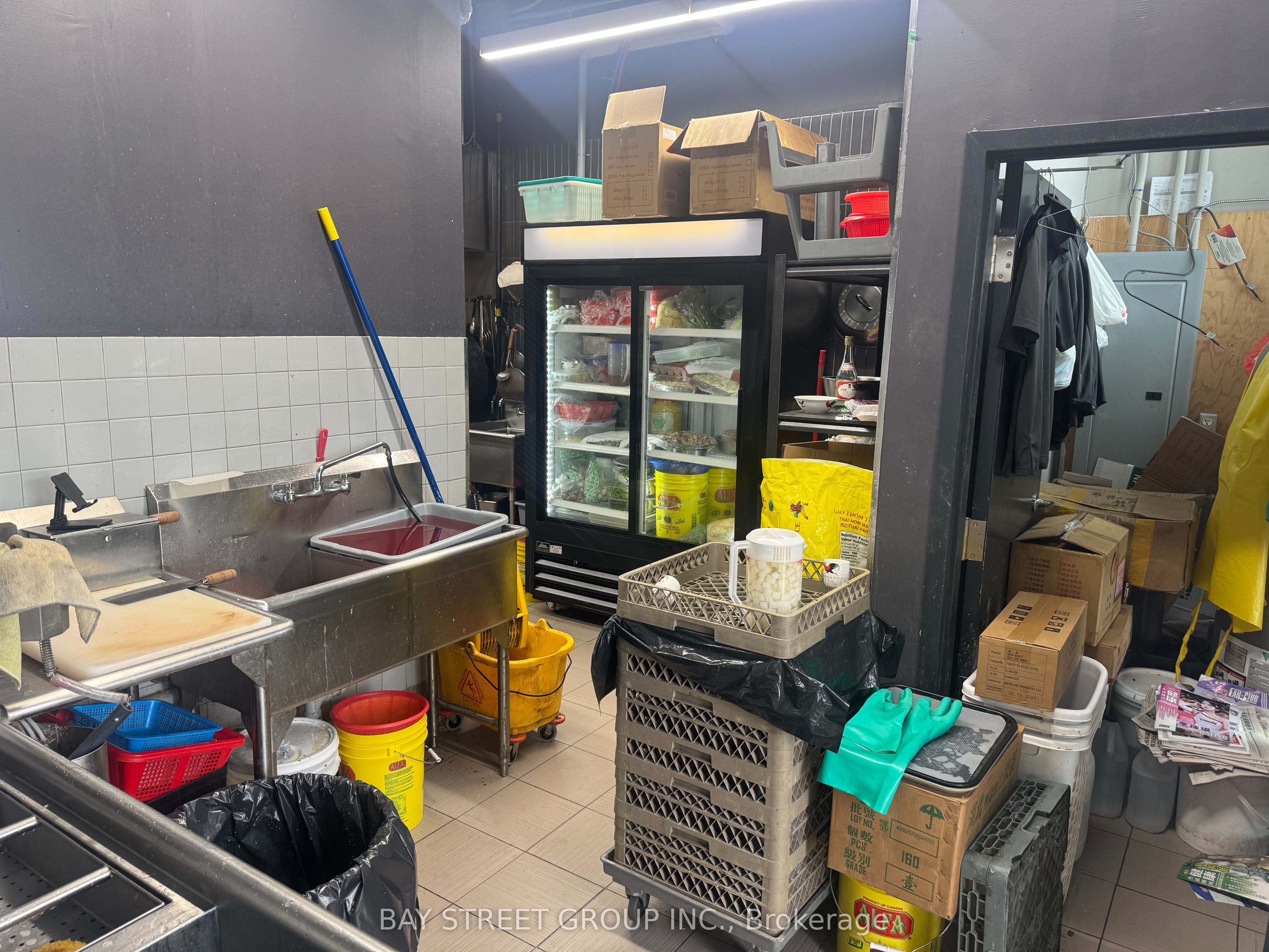#1cf8-10 - 9390 Woodbine Avenue Property Photo 9