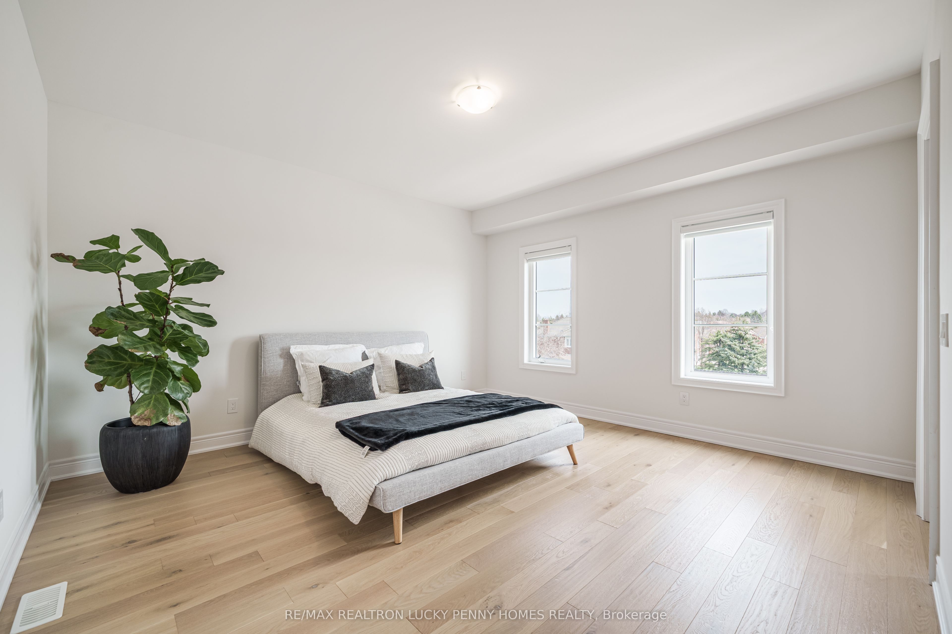 9484 Bayview Avenue Property Photo 24
