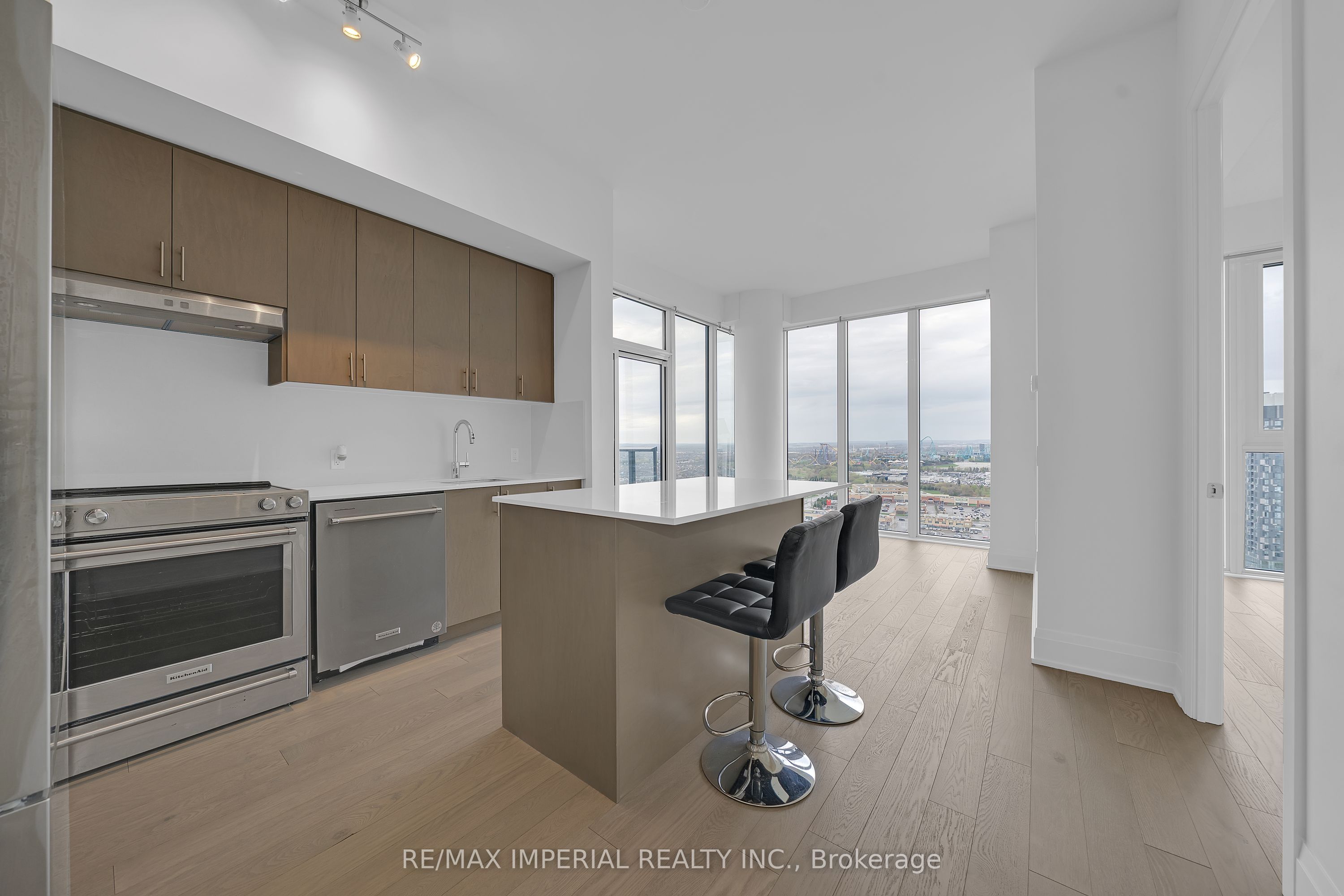 9000 Jane Street Ph106 Property Photo 4