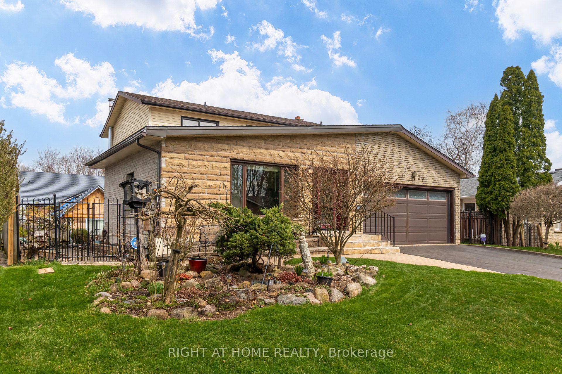 27 Sir Kay Drive Property Photo 1