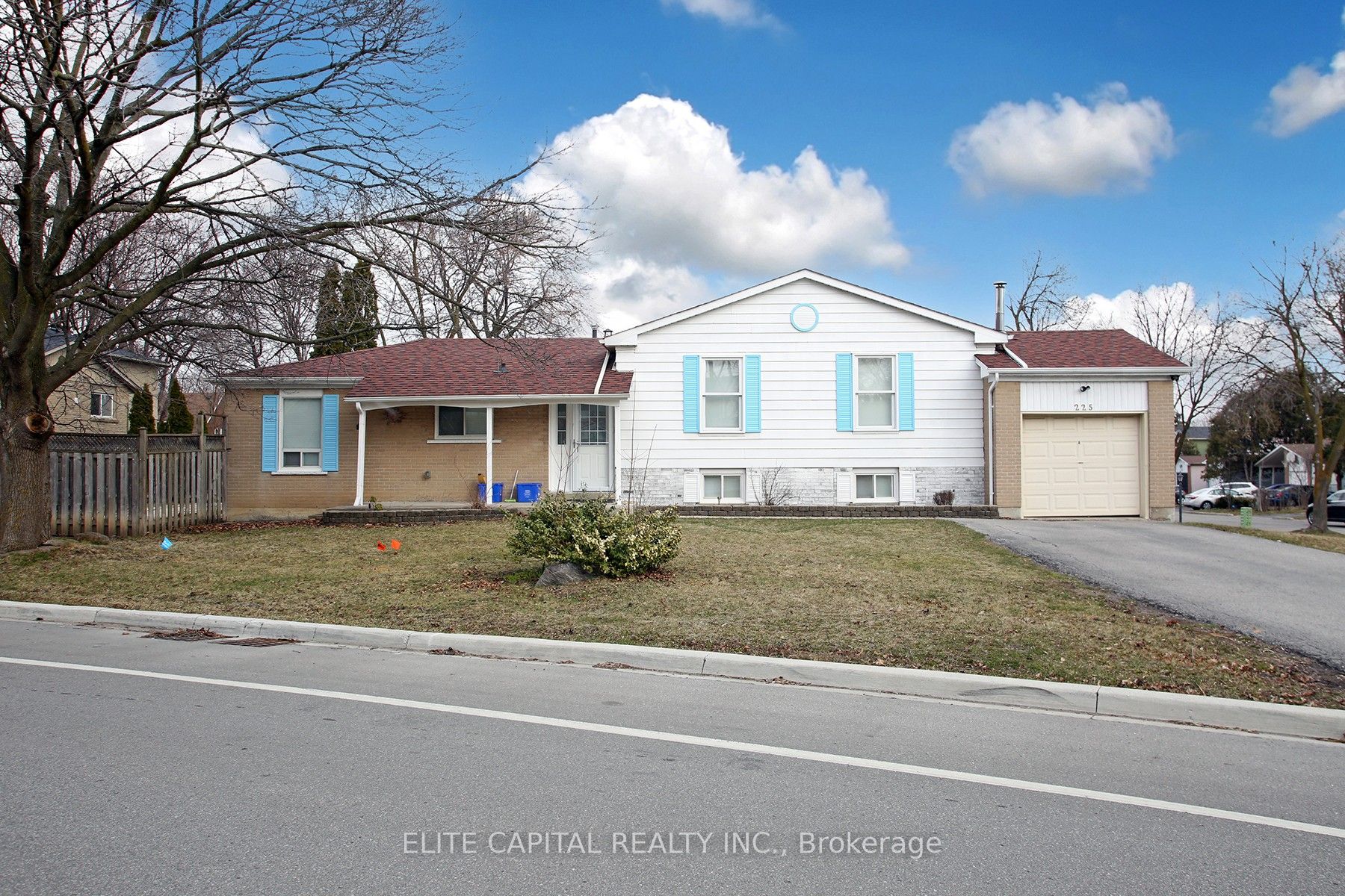 225 Snowshoe Crescent Property Photo 1