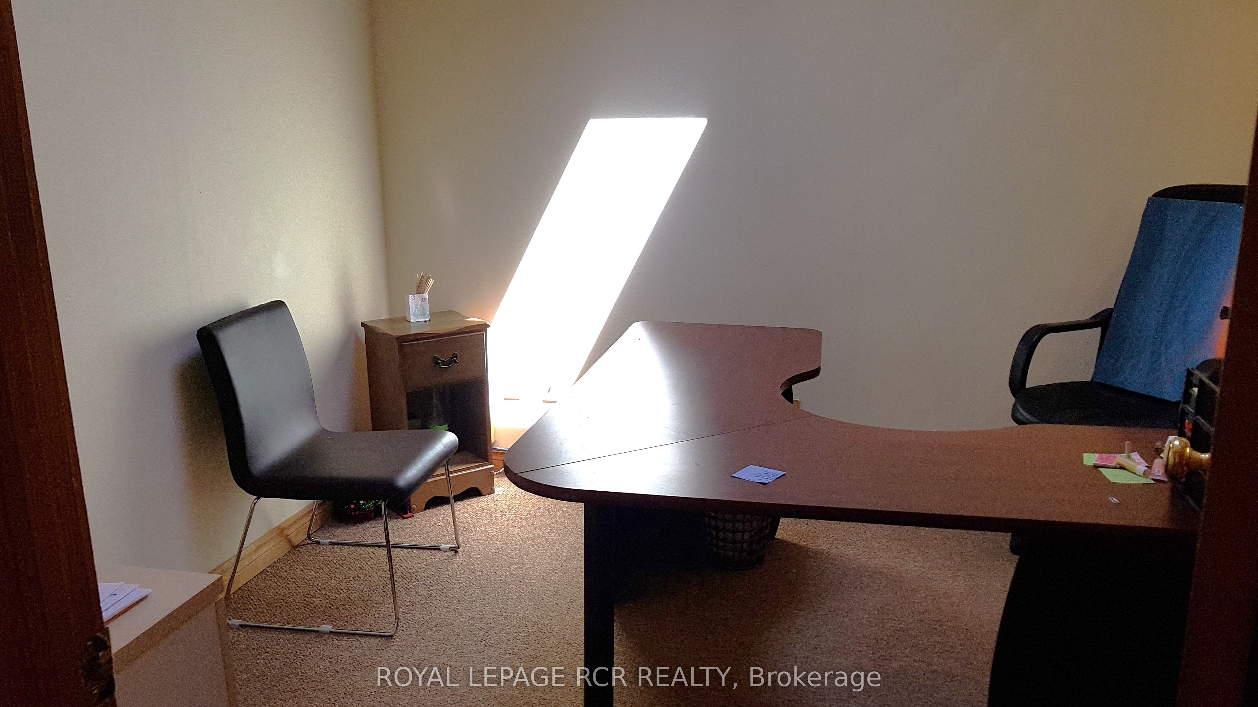 #upper 3 - 411 Queen Street Property Photo 6