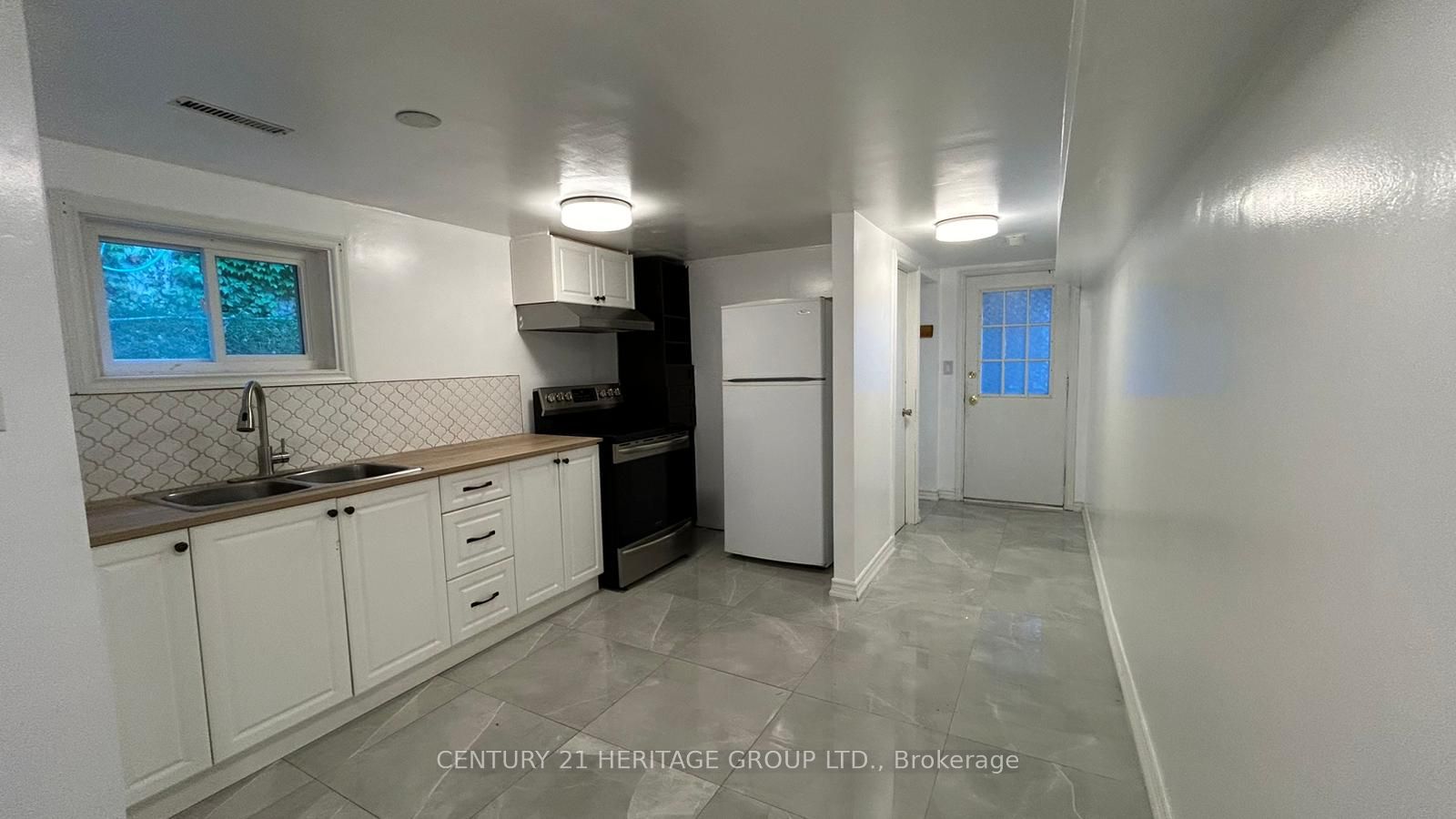 #b - 627 Red Deer Street Property Photo 1