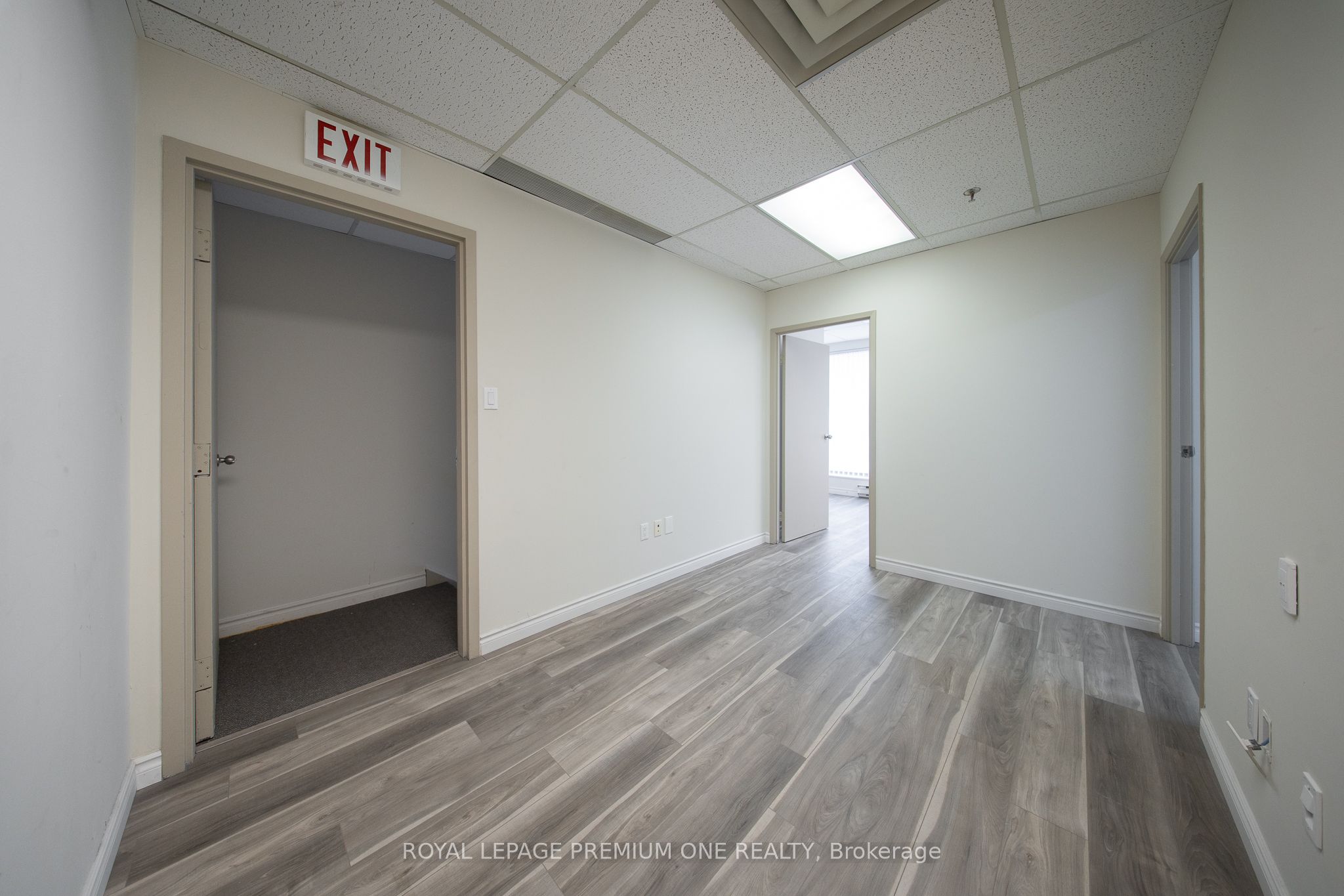 65 Woodstream Blvd Property Photo 4