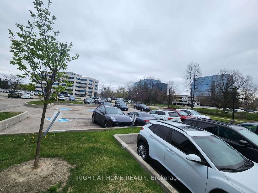 #104 - 80 Tiverton Court Property Photo 3