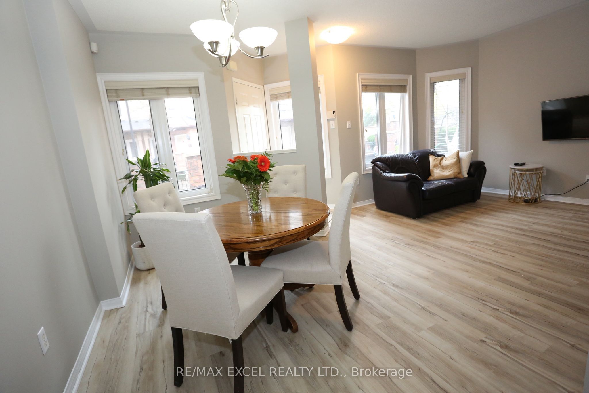 735 New Westminster Drive 37 Property Photo 2